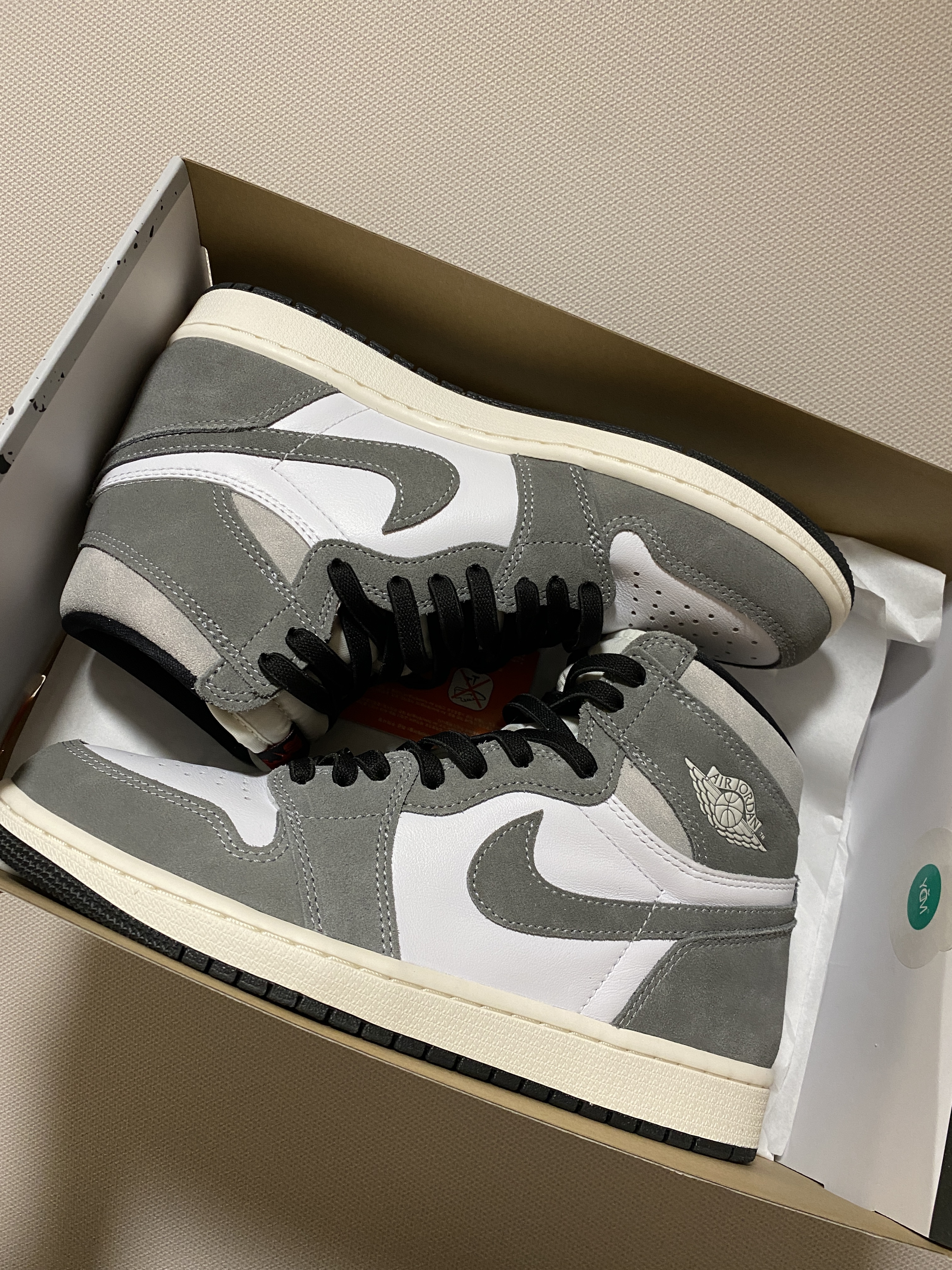 Jordan 1 Retro High OG Black and Smoke Grey 착용 스타일 - 2
