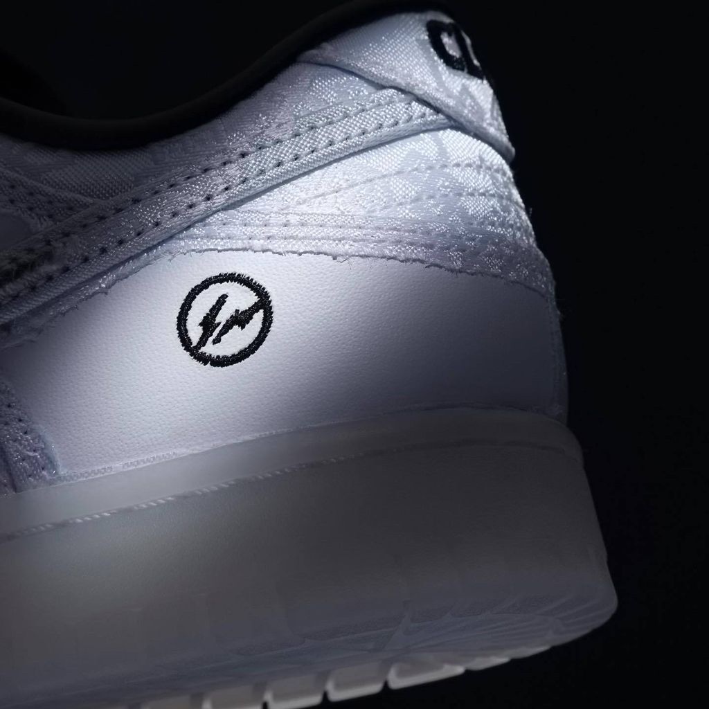 Nike x Clot x Fragment Dunk Low Black and White 착용 스타일 - 4
