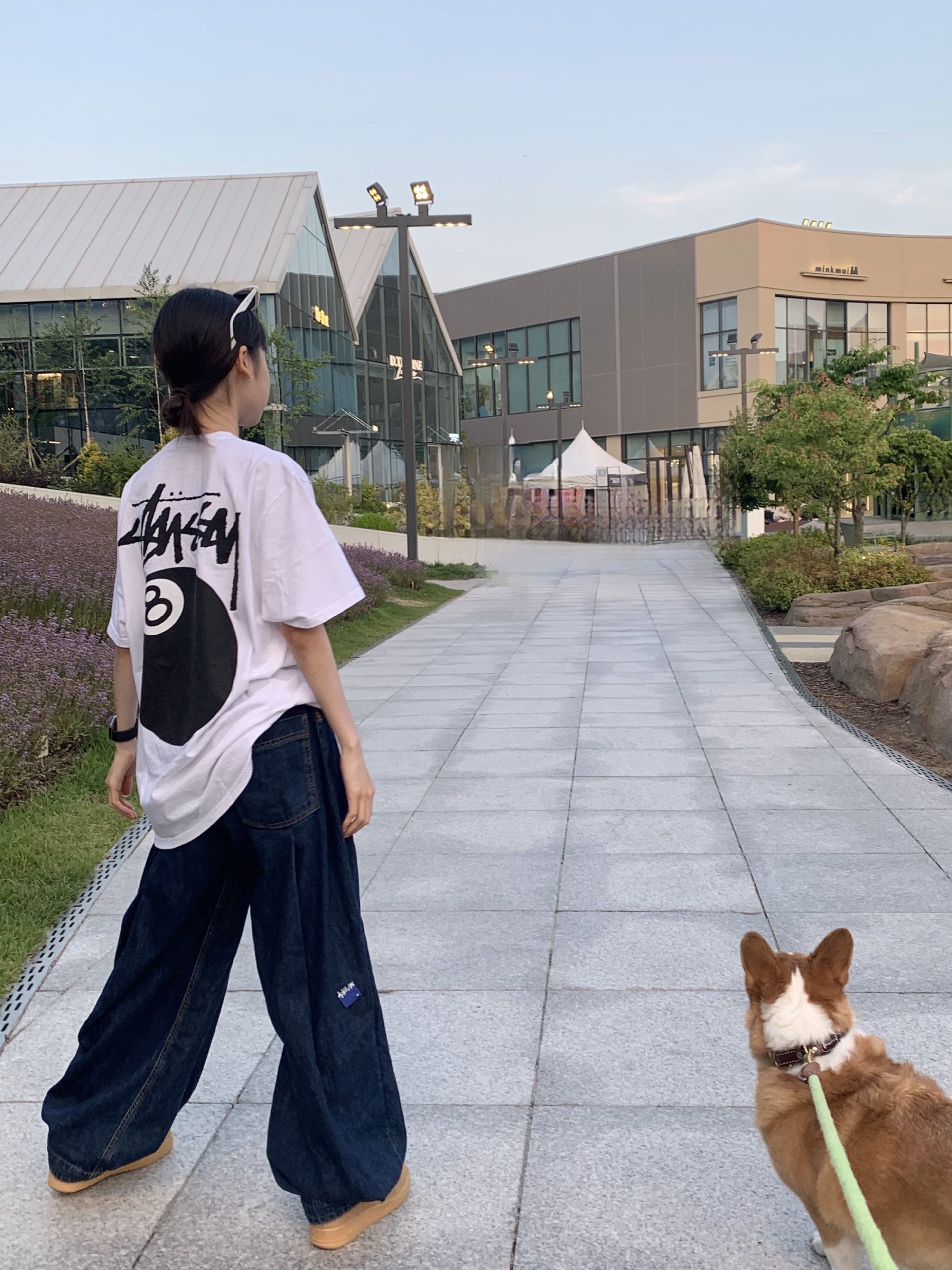Stussy 8 Ball T-Shirt White - 22SS, Zara x Ader Error Wide Leg Jeans Blue 착용 스타일 - 3