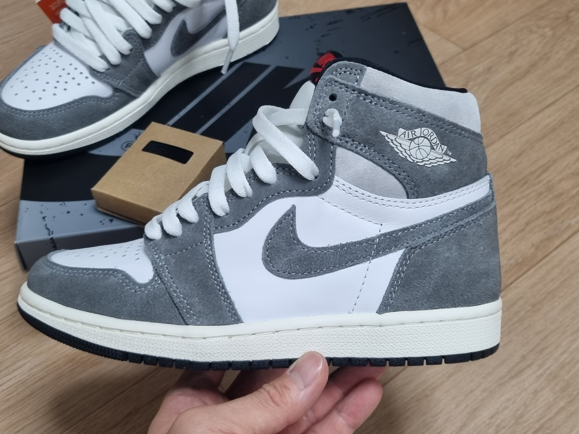 Jordan 1 Retro High OG Black and Smoke Grey 착용 스타일 - 2