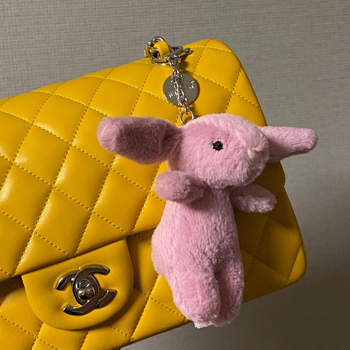 Jellycat Bashful Bunny Bag Charm Tulip 착용 스타일 - 2