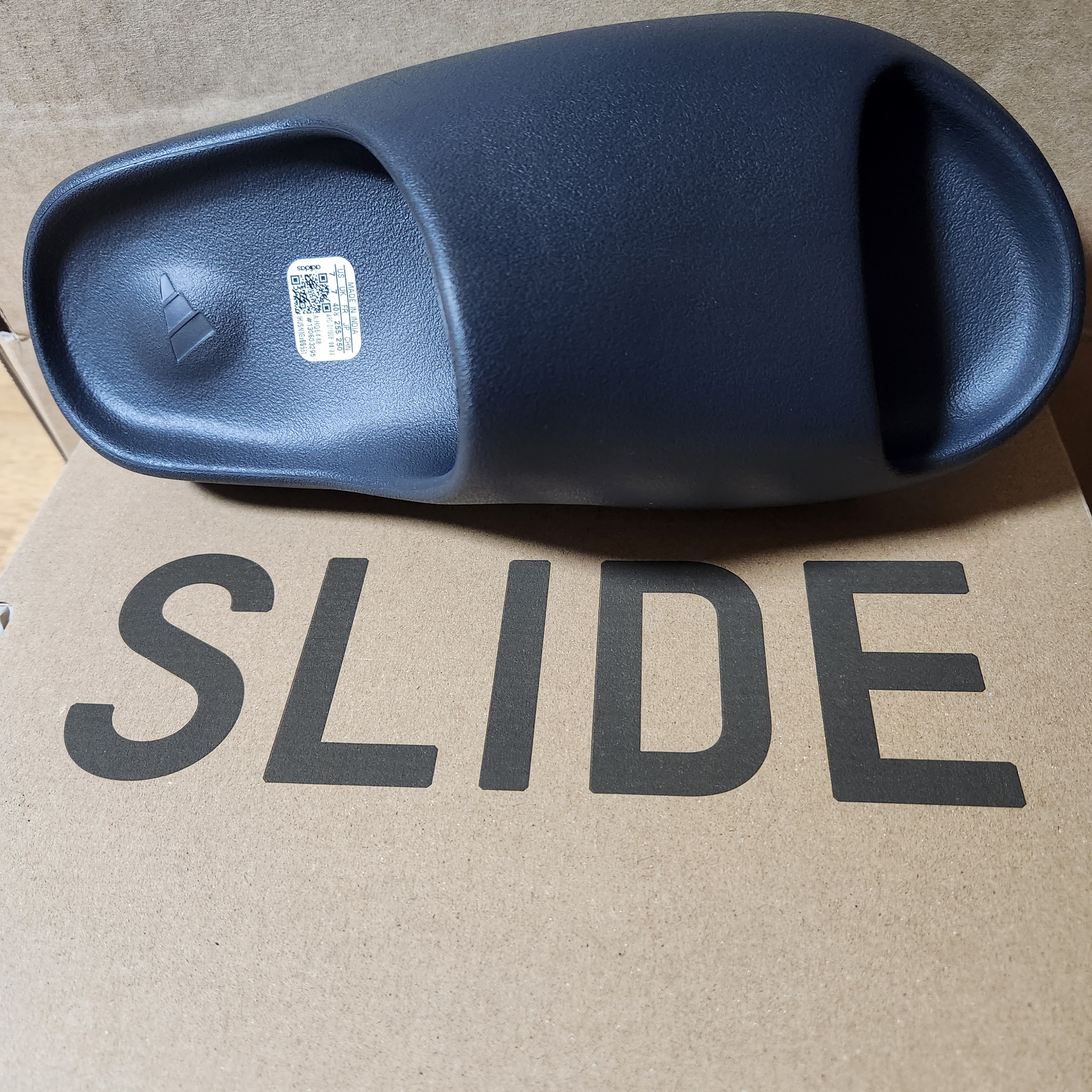 Adidas Yeezy Slide Onyx 착용 스타일