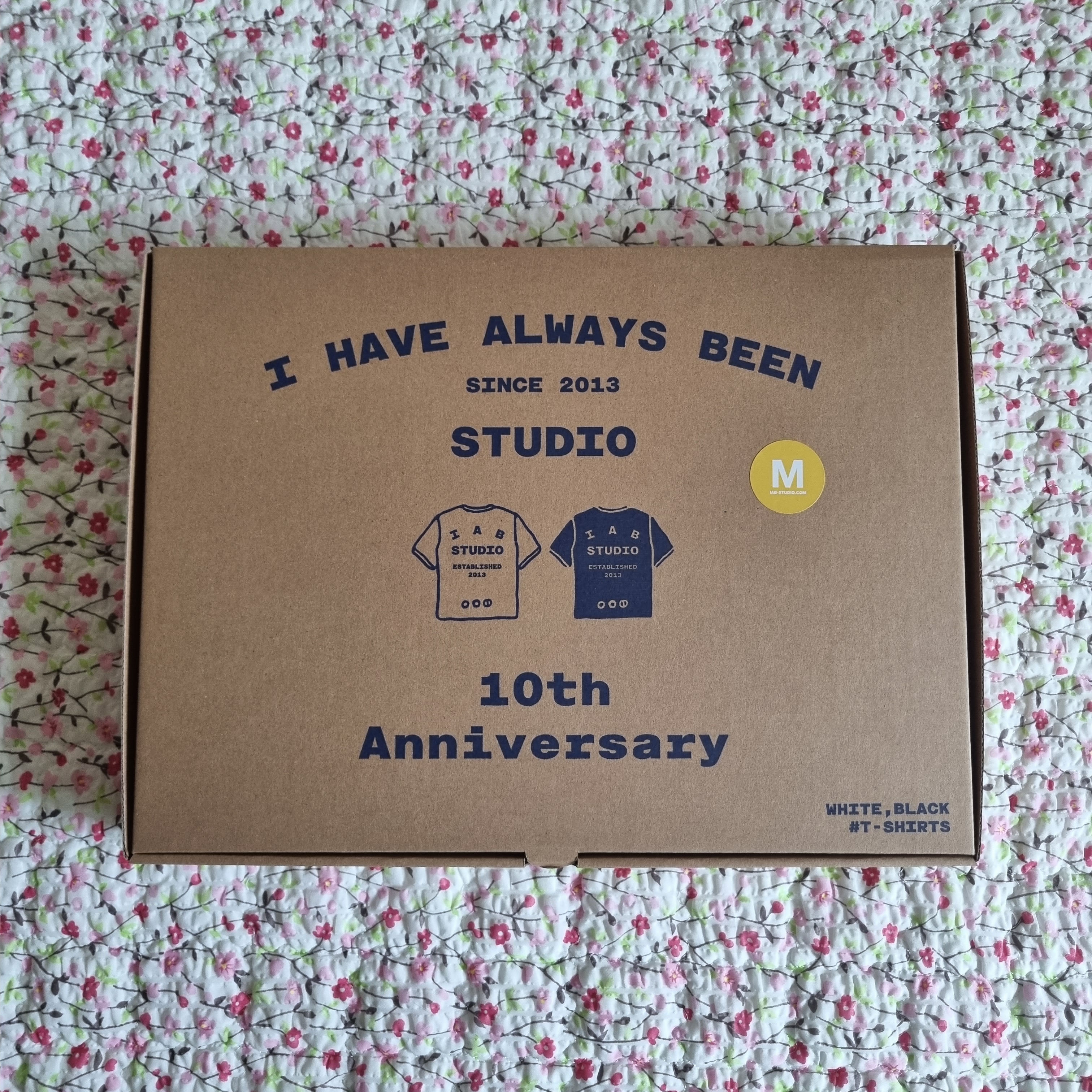 IAB Studio 10th Anniversary T-Shirts Pack White & Black (2 Pack) 착용 스타일 - 1