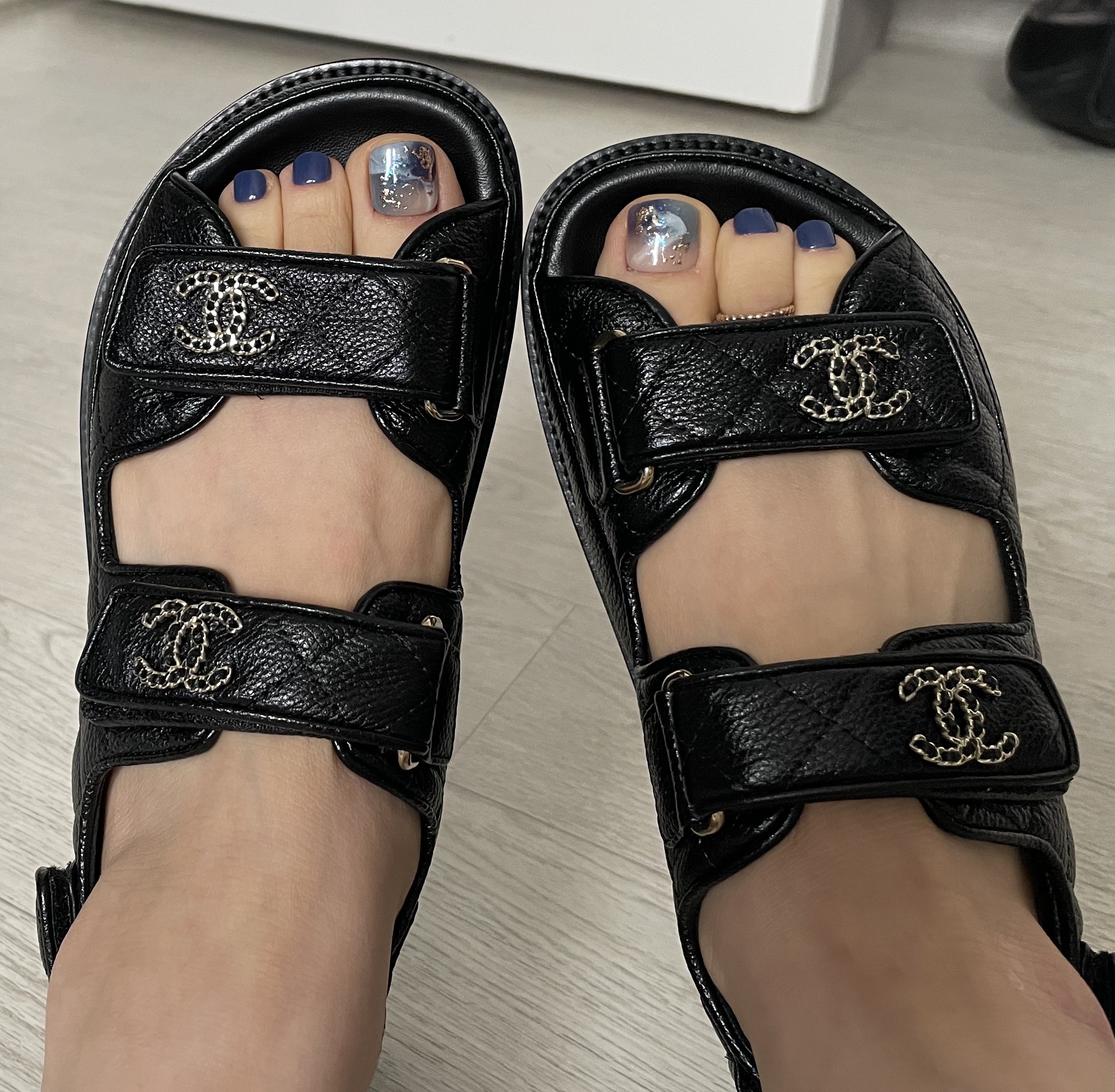 (W) Chanel Sandals Grained Calfskin & Black 착용 스타일 - 2
