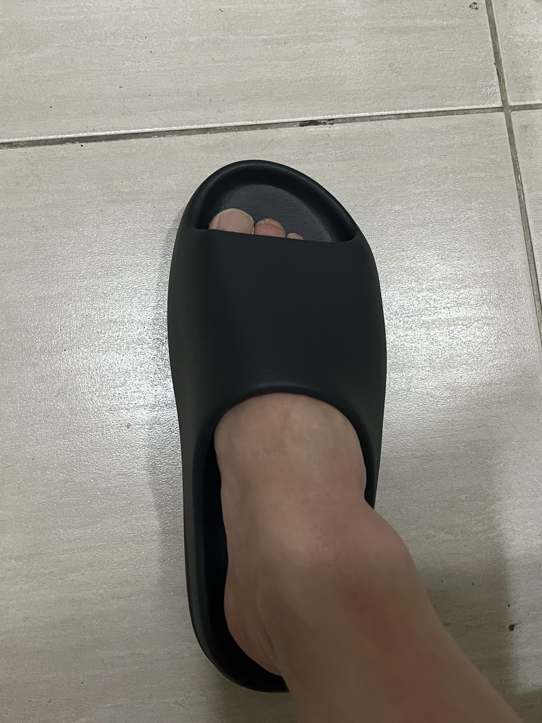 Adidas Yeezy Slide Onyx 착용 스타일