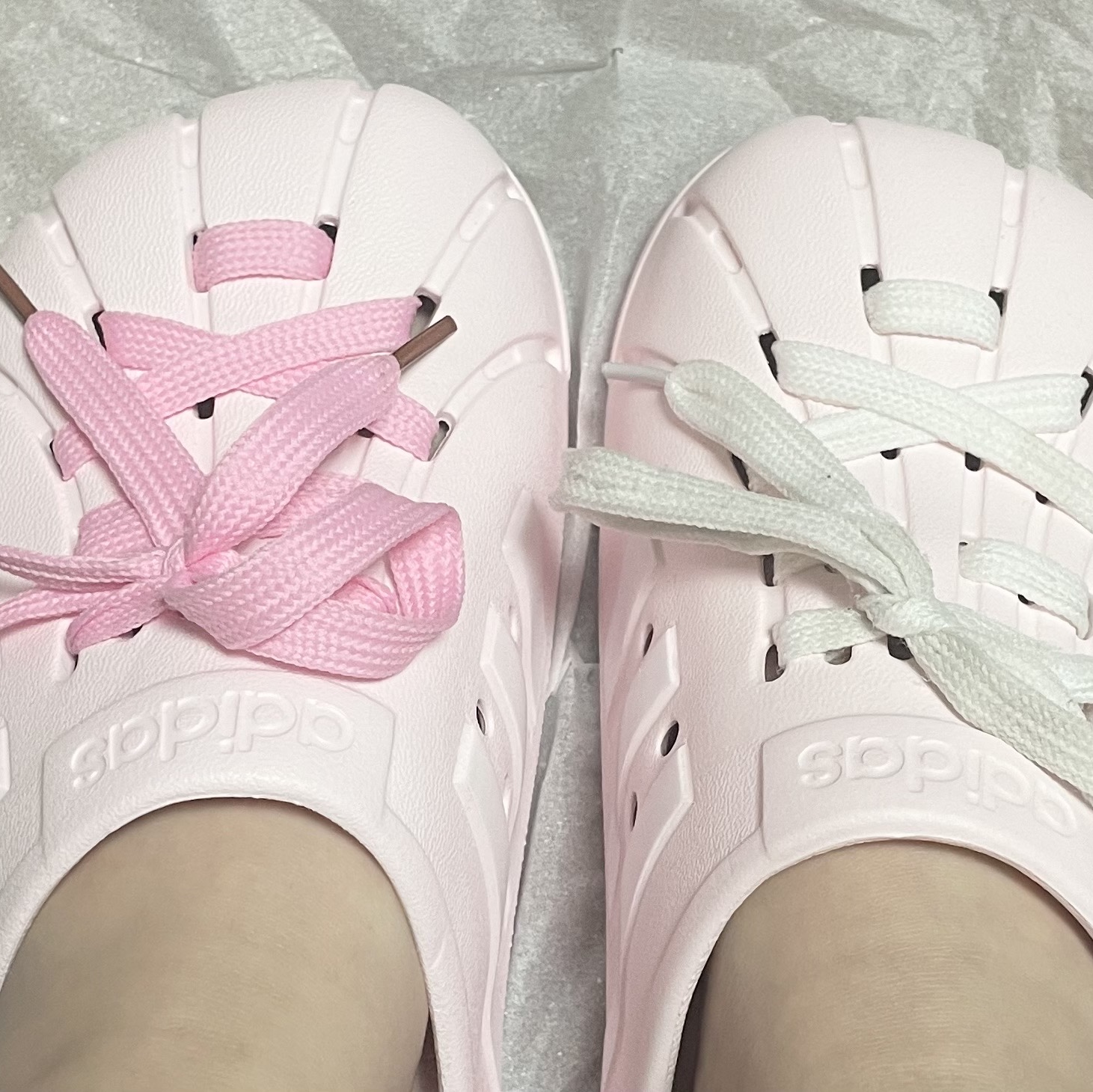 Adidas Adilette Clogs Almost Pink 착용 스타일 - 2