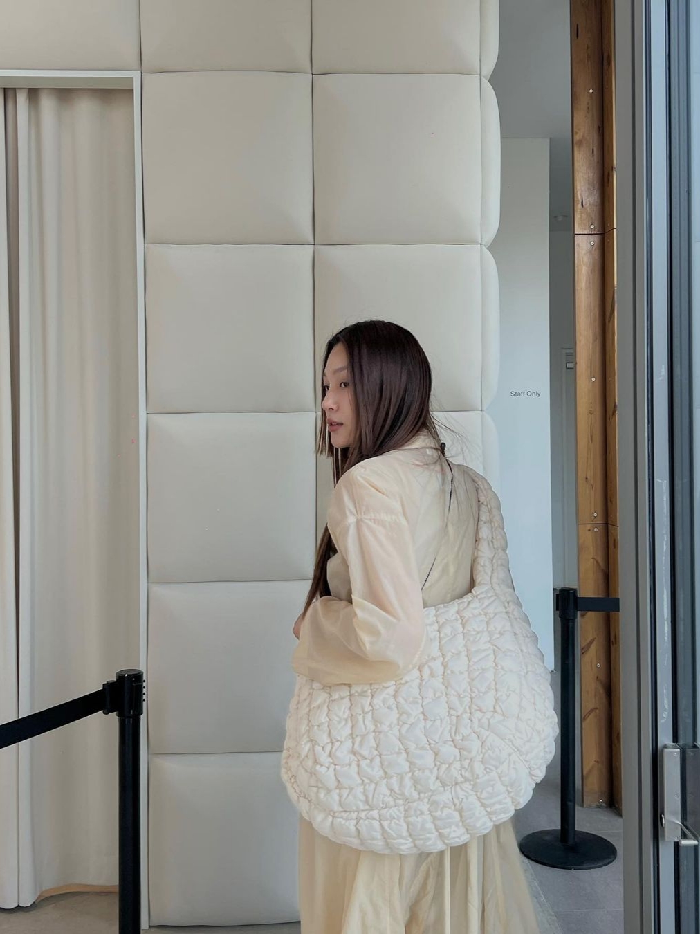 COS Quilted Oversized Shoulder Bag Off White Light Beige 착용 스타일