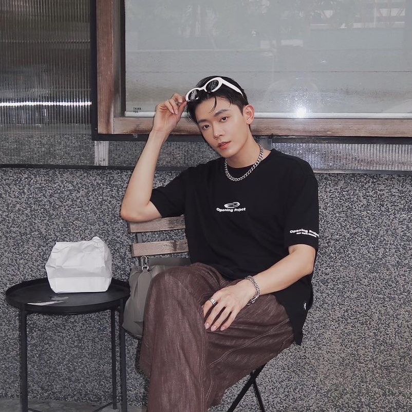 Opening Project Embroidery Logo T-Shirt Black, Opening Project Embroidery Logo T-Shirts White 착용 스타일