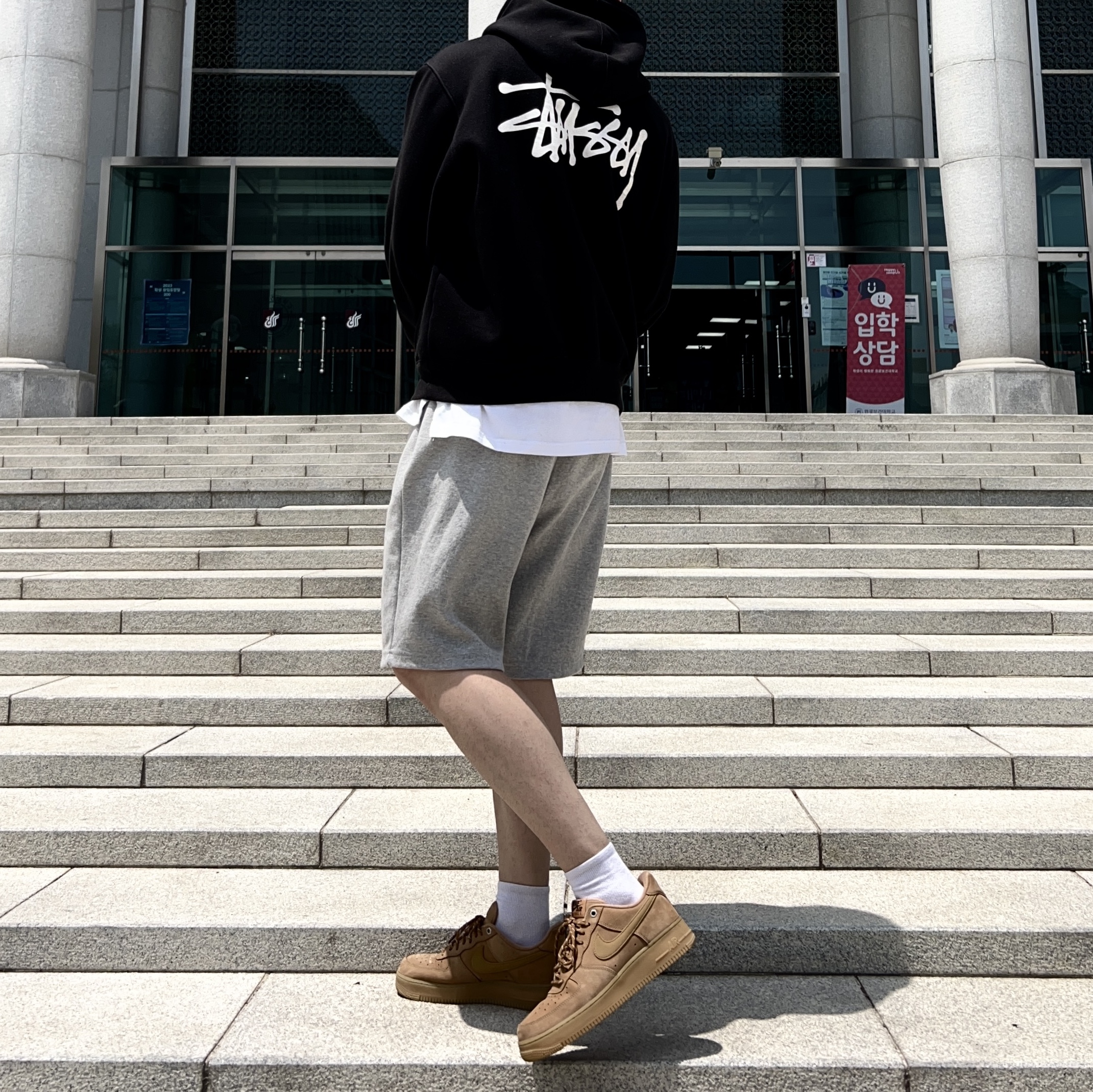 Nike Air Force 1 '07 WB Flax, Stussy Basic Stussy Hoodie Black 2023 착용 스타일