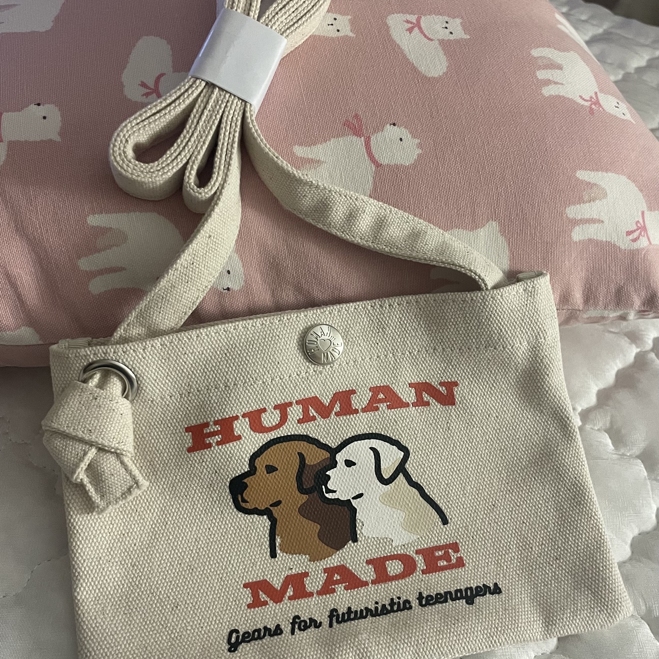 Human Made Mini Shoulder Bag White 착용 스타일 - 1