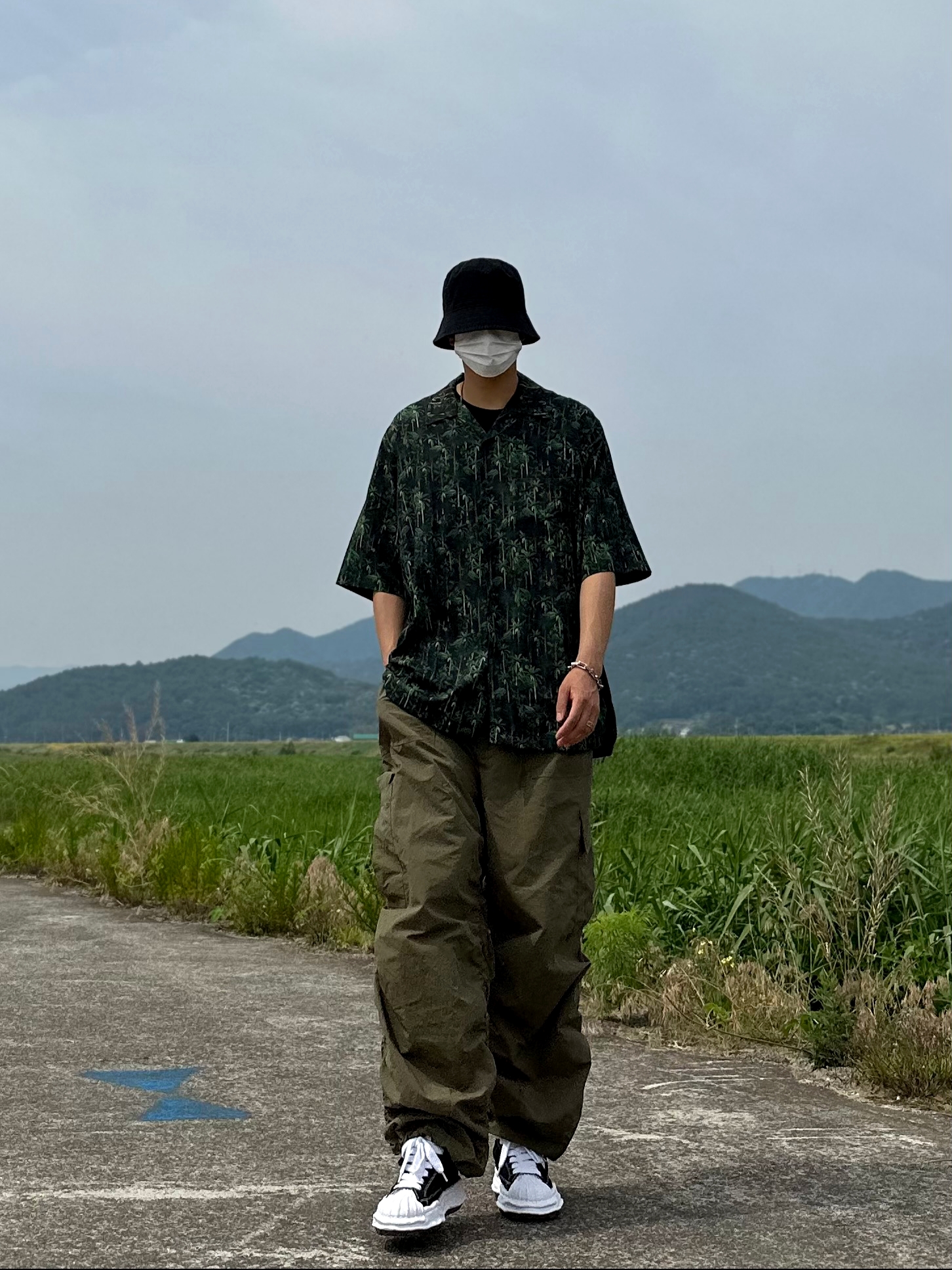 Maison Mihara Yasuhiro Blakey OG Sole Canvas Low-top Sneakers Black White 착용 스타일 - 3