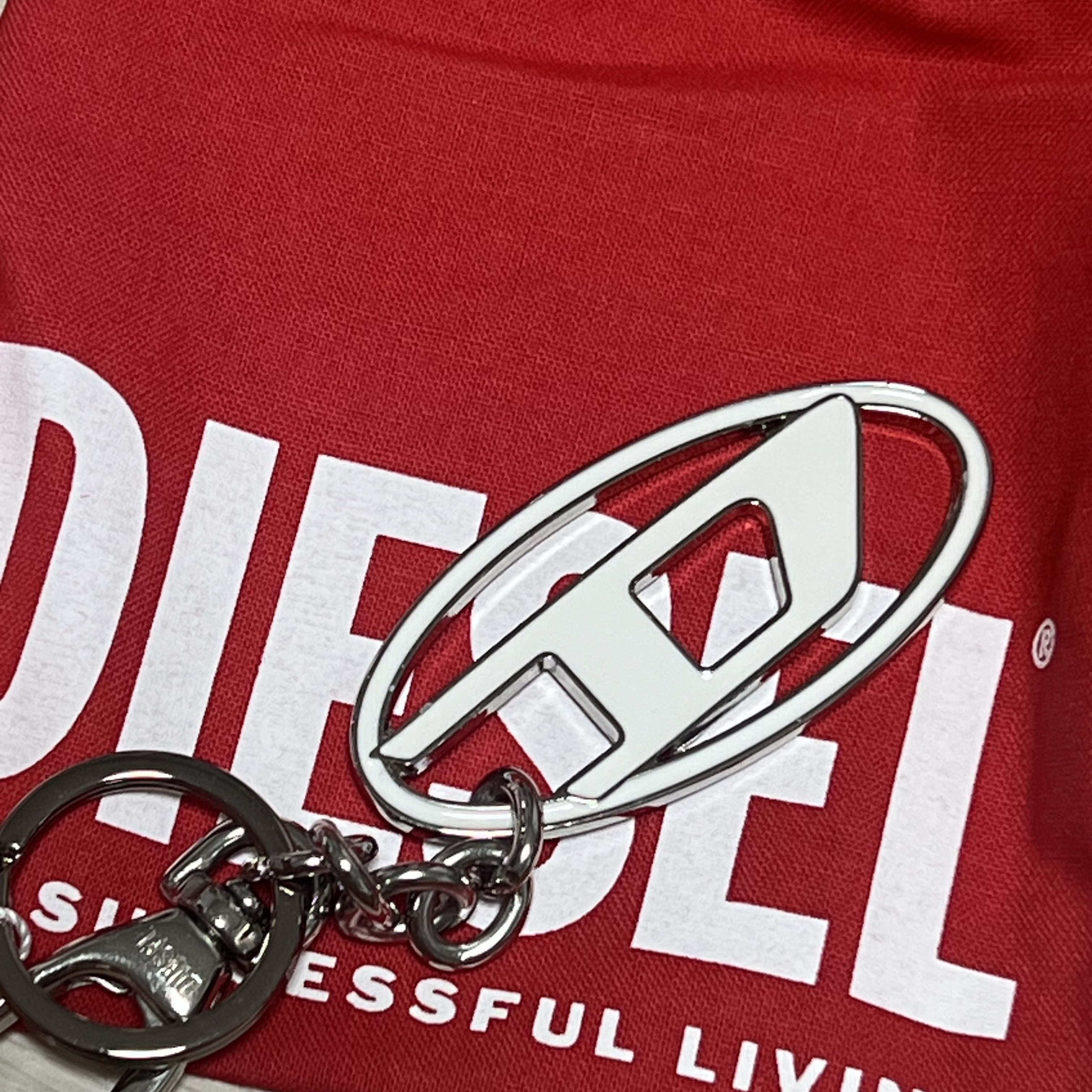 Diesel Holy B Logo Keyring White 착용 스타일