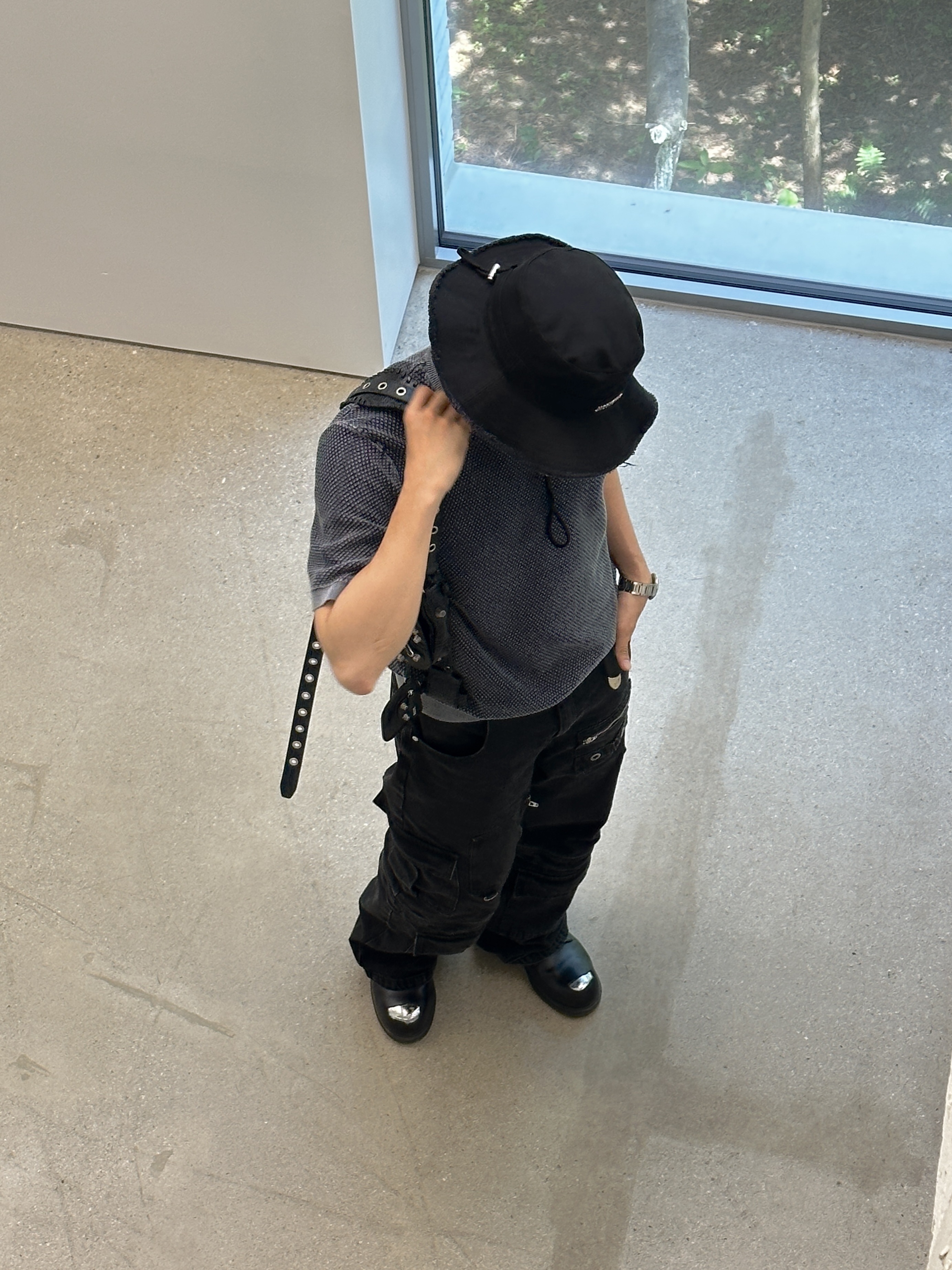 Jacquemus Le Bob Artichaut Bucket Hat Black, Balenciaga Arena Lambskin Aged Silver Hardware Le Cagole XS Flap Bag Black 착용 스타일 - 3