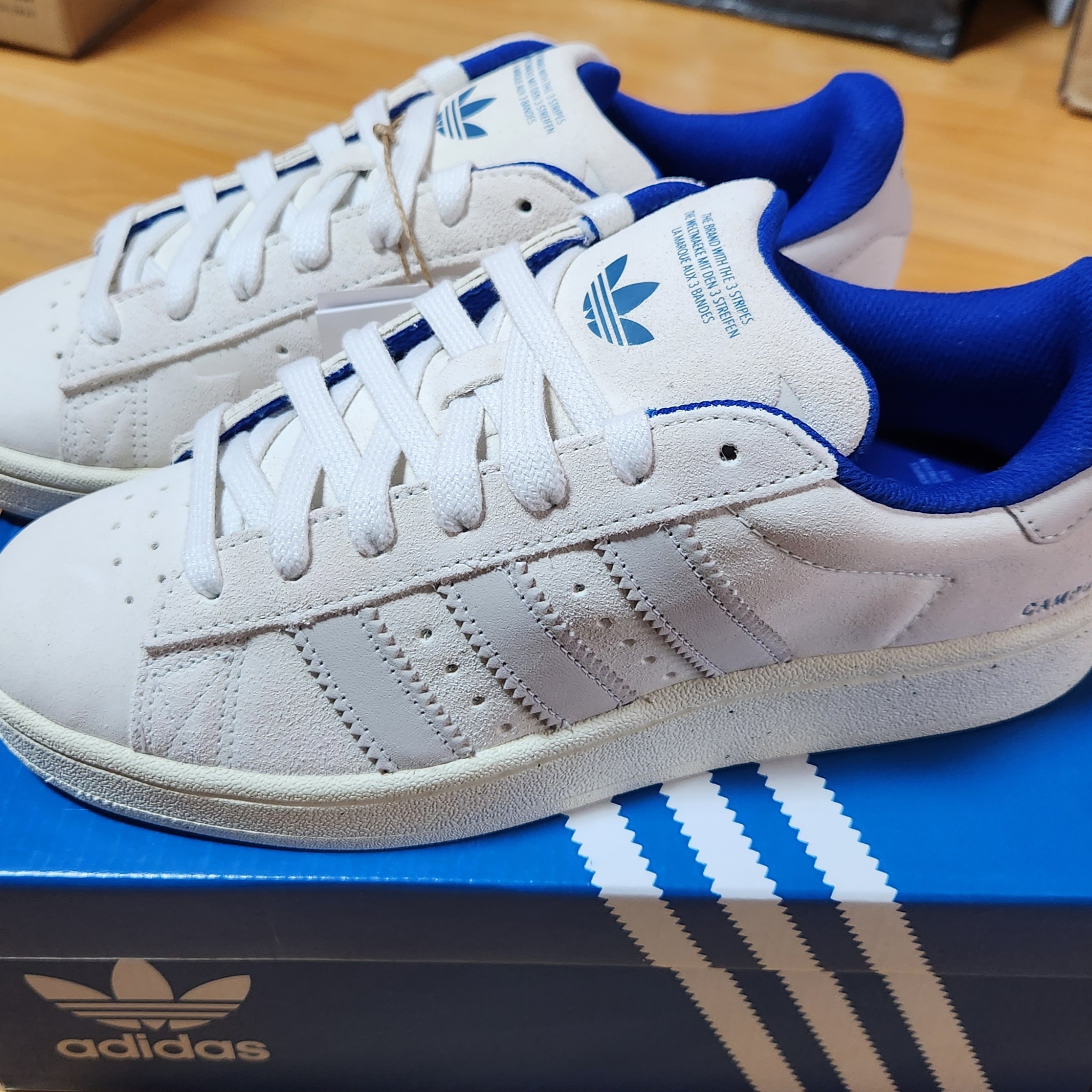Adidas Campus 00s Core White Collegiate Royal 착용 스타일 - 2
