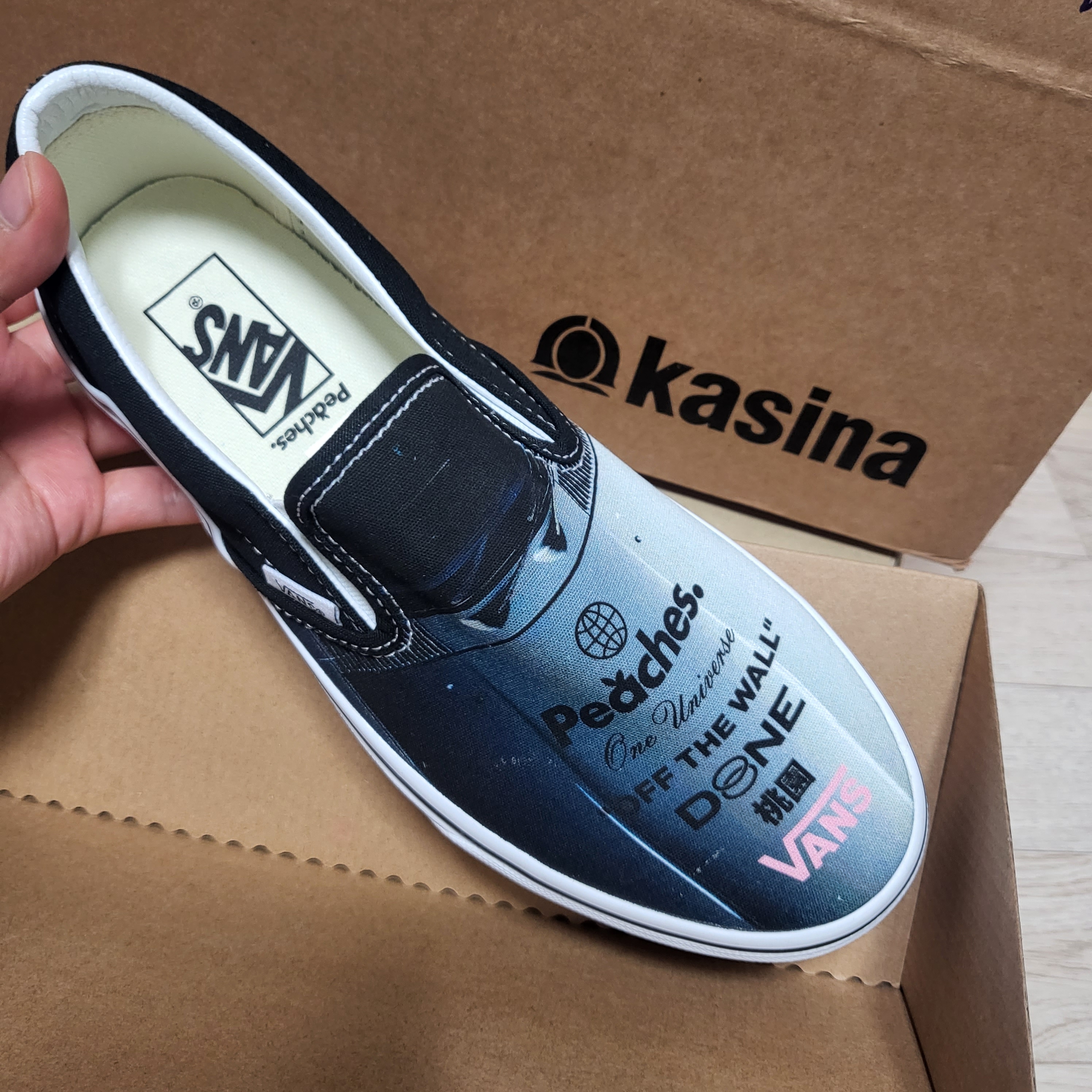Vans x Peaches. Classic Slip-On Black True White 착용 스타일