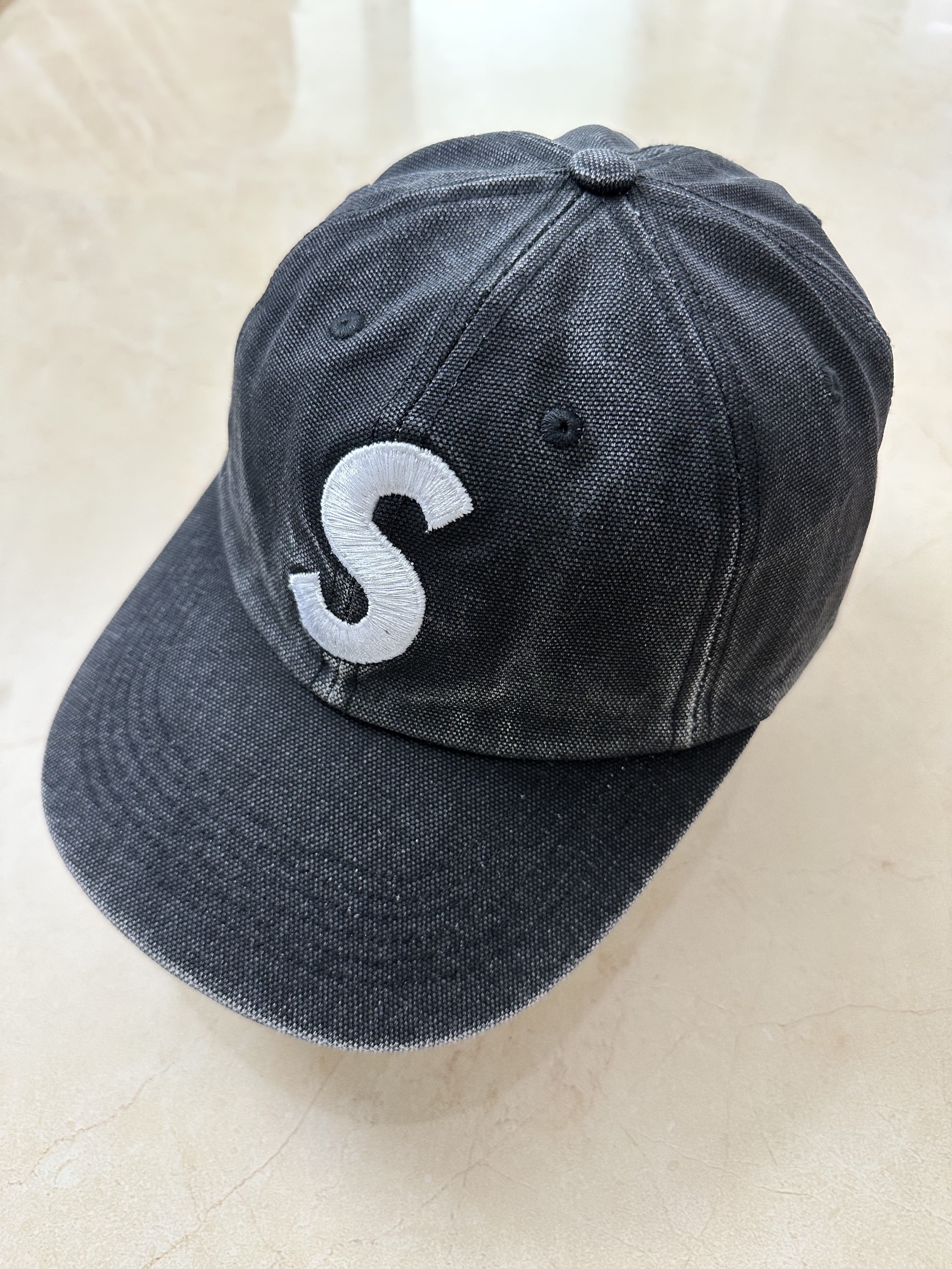 Supreme Pigment Canvas S Logo 6-Panel Black - 23SS 착용 스타일