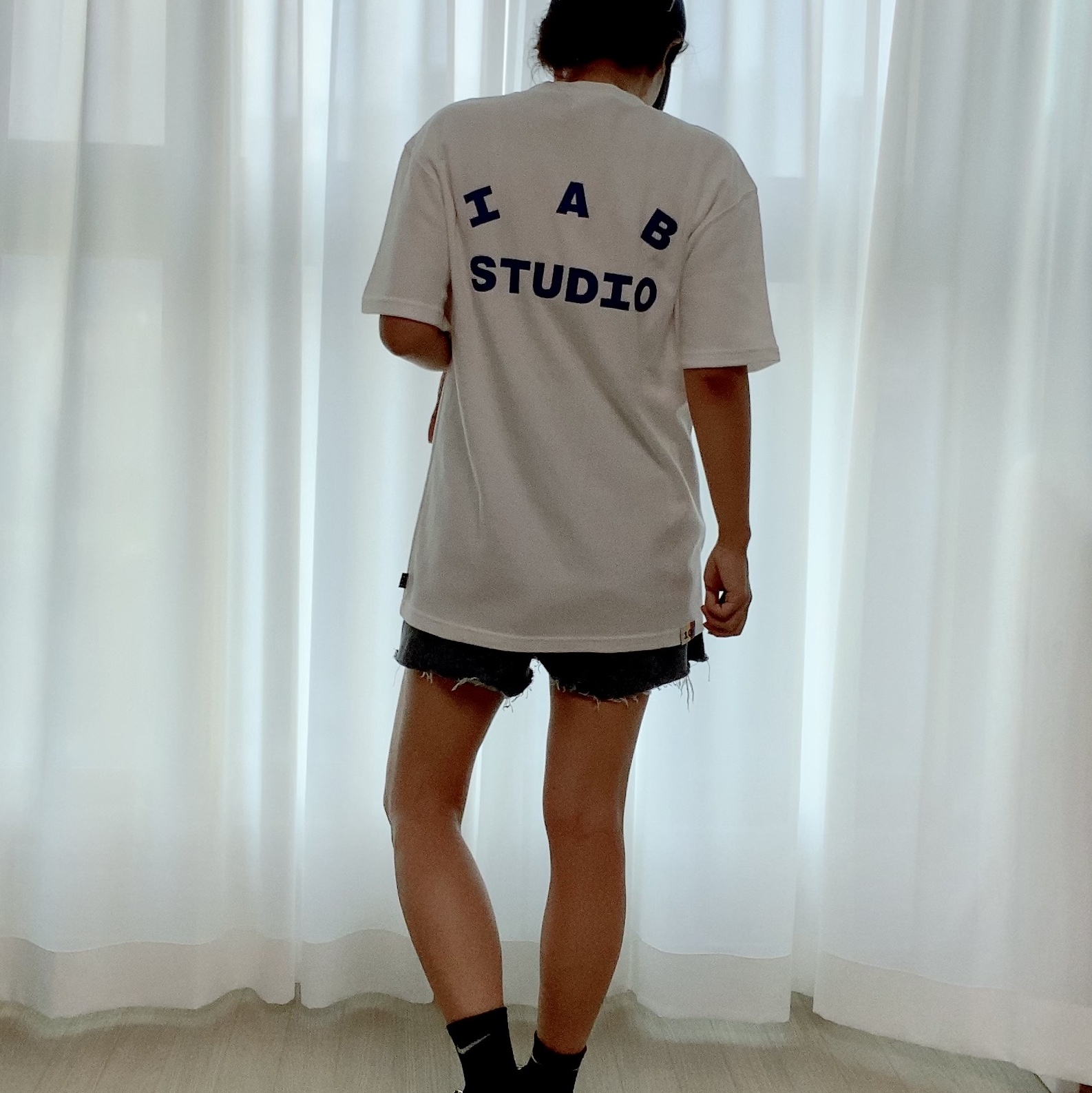 IAB Studio 10th Anniversary T-Shirts Pack White & Black (2 Pack) 착용 스타일 - 5