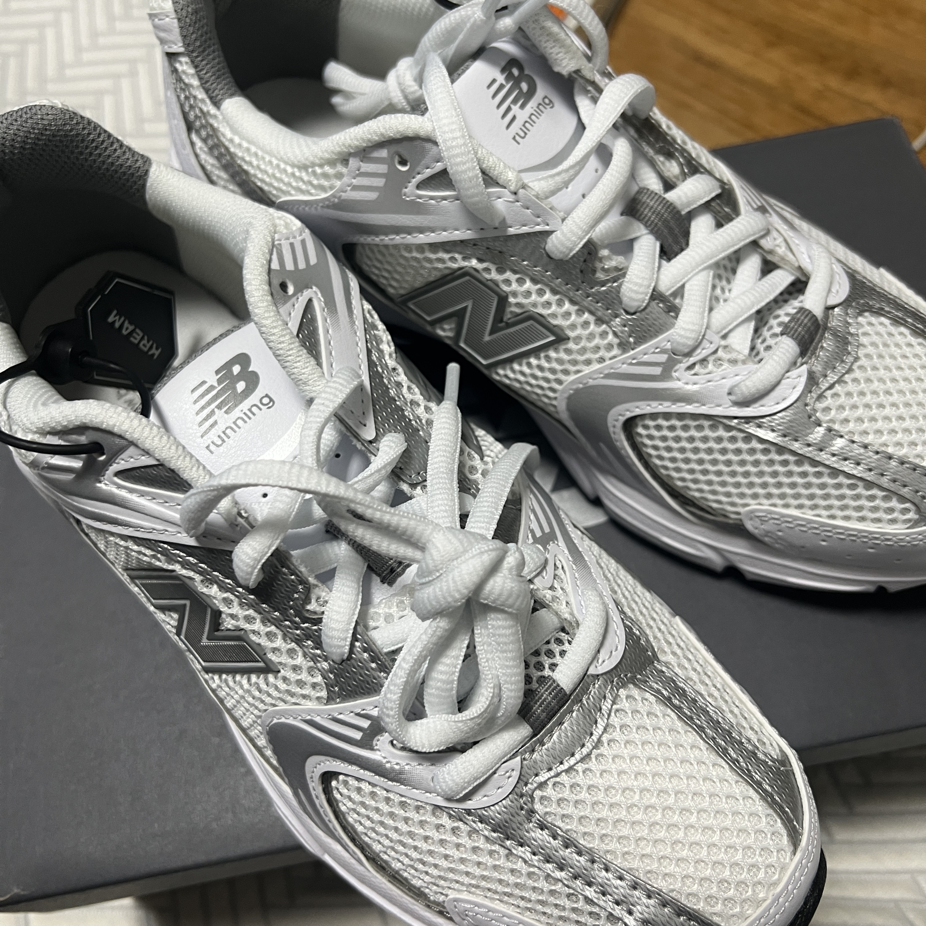 New Balance 530 White Silver 착용 스타일