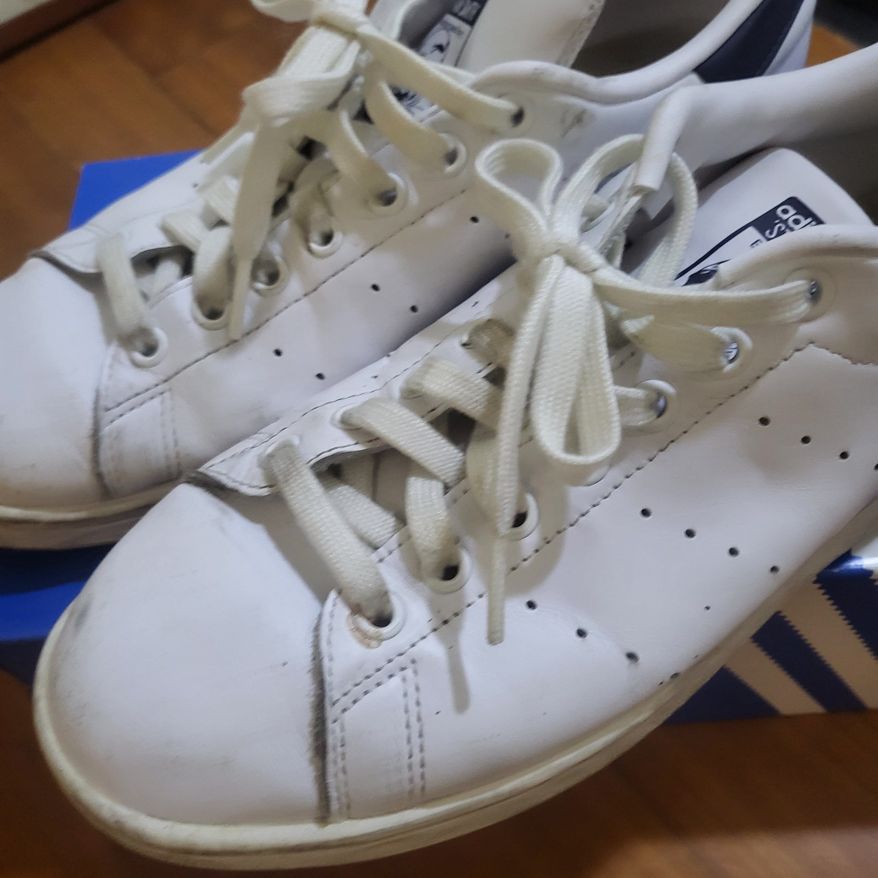 Adidas Stan Smith Core White Dark Blue 착용 스타일 - 1
