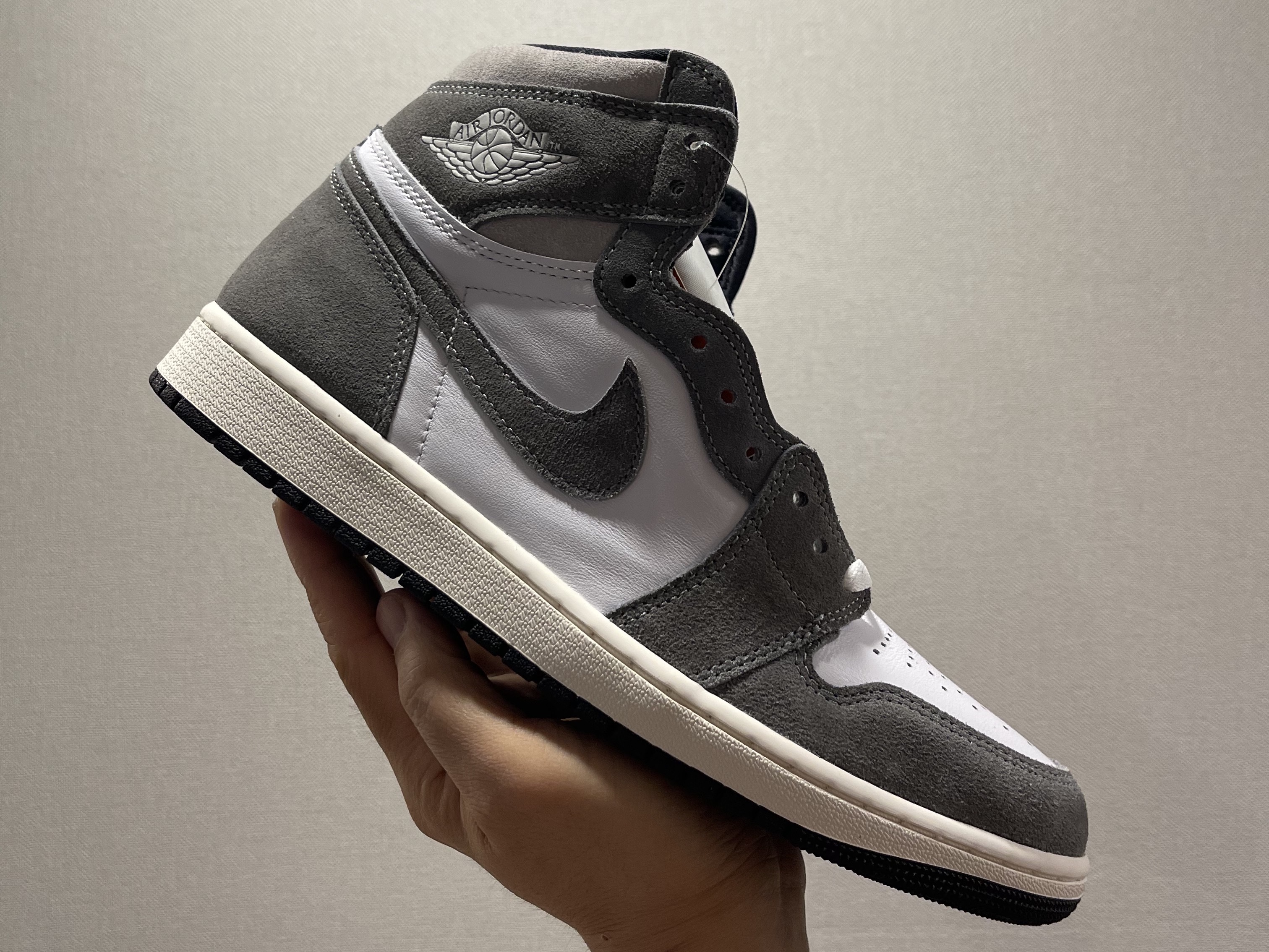 Jordan 1 Retro High OG Black and Smoke Grey 착용 스타일 - 2