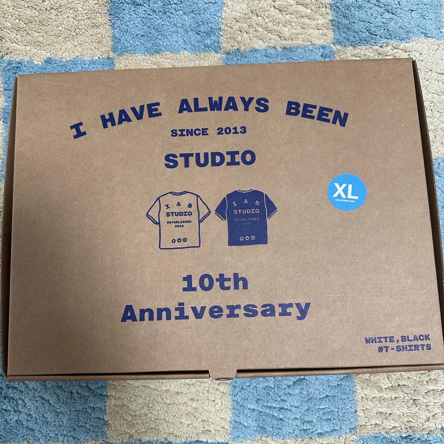 IAB Studio 10th Anniversary T-Shirts Pack White & Black (2 Pack) 착용 스타일 - 3