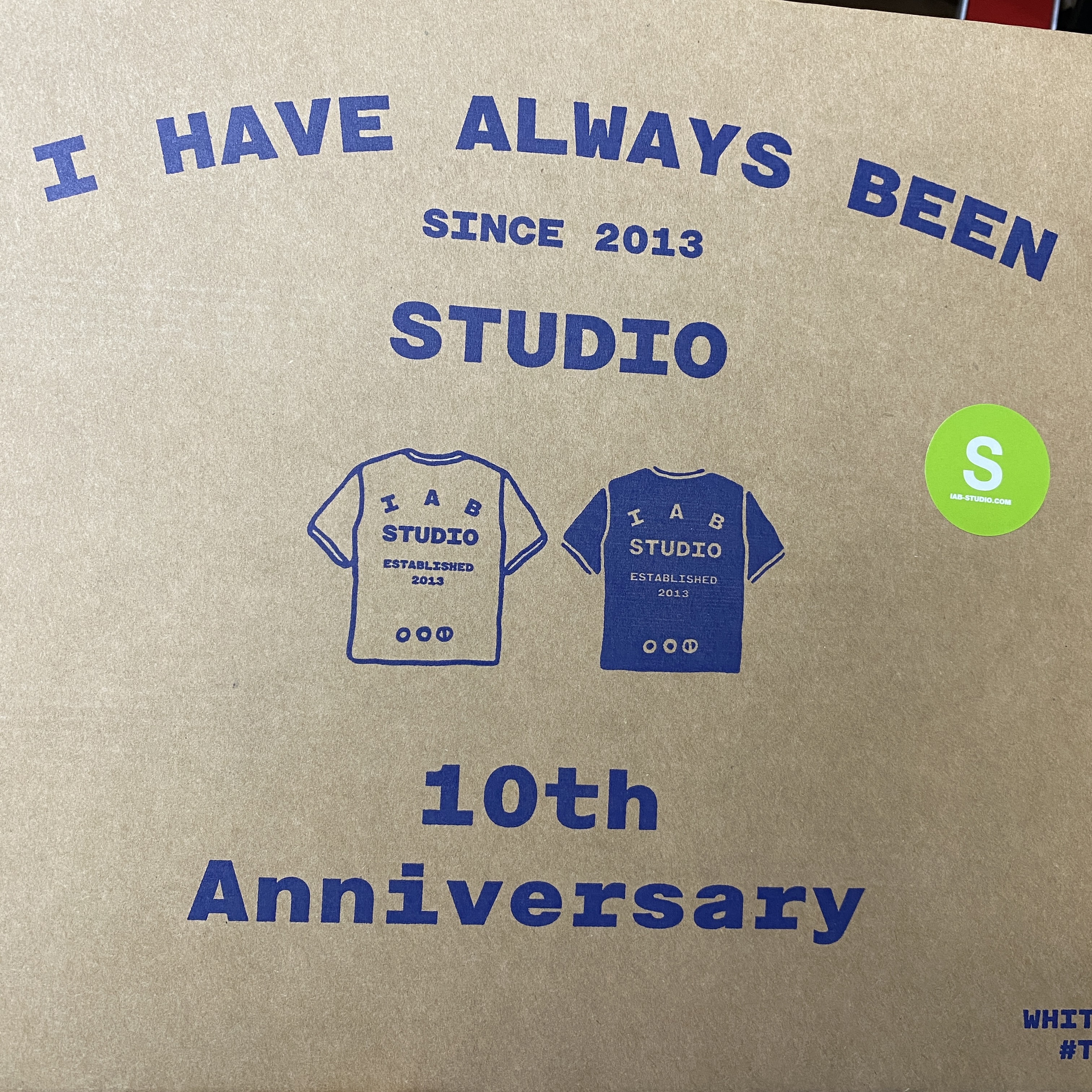 IAB Studio 10th Anniversary T-Shirts Pack White & Black (2 Pack) 착용 스타일 - 1