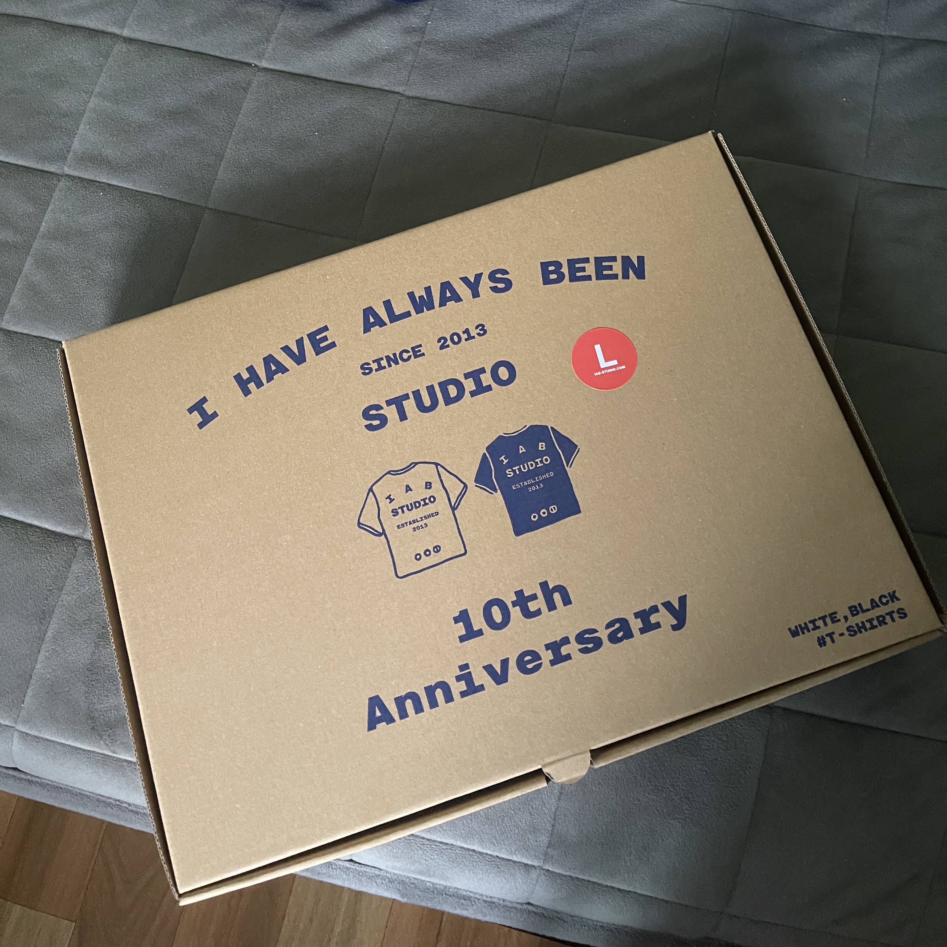 IAB Studio 10th Anniversary T-Shirts Pack White & Black (2 Pack) 착용 스타일