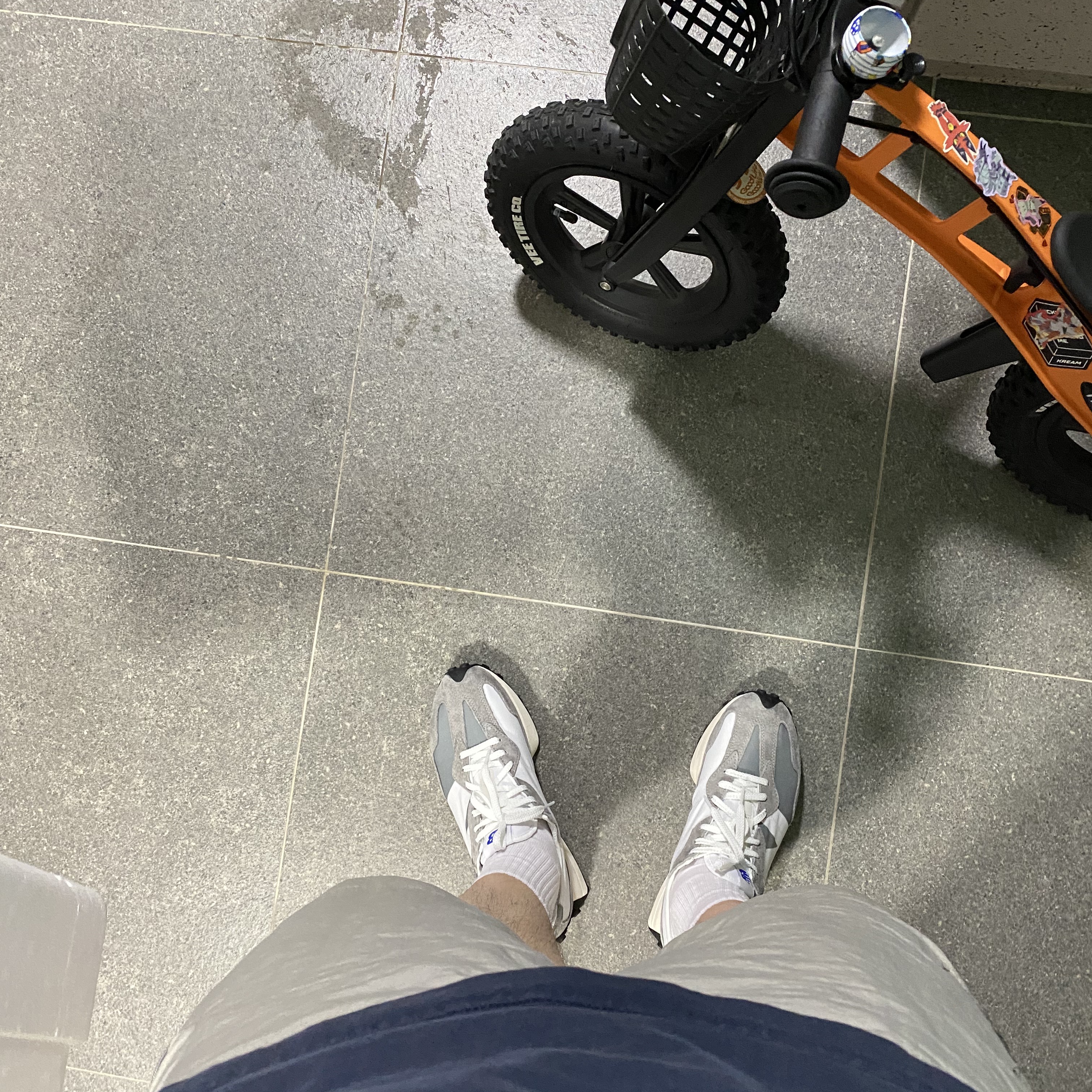 New Balance 327 Grey 착용 스타일
