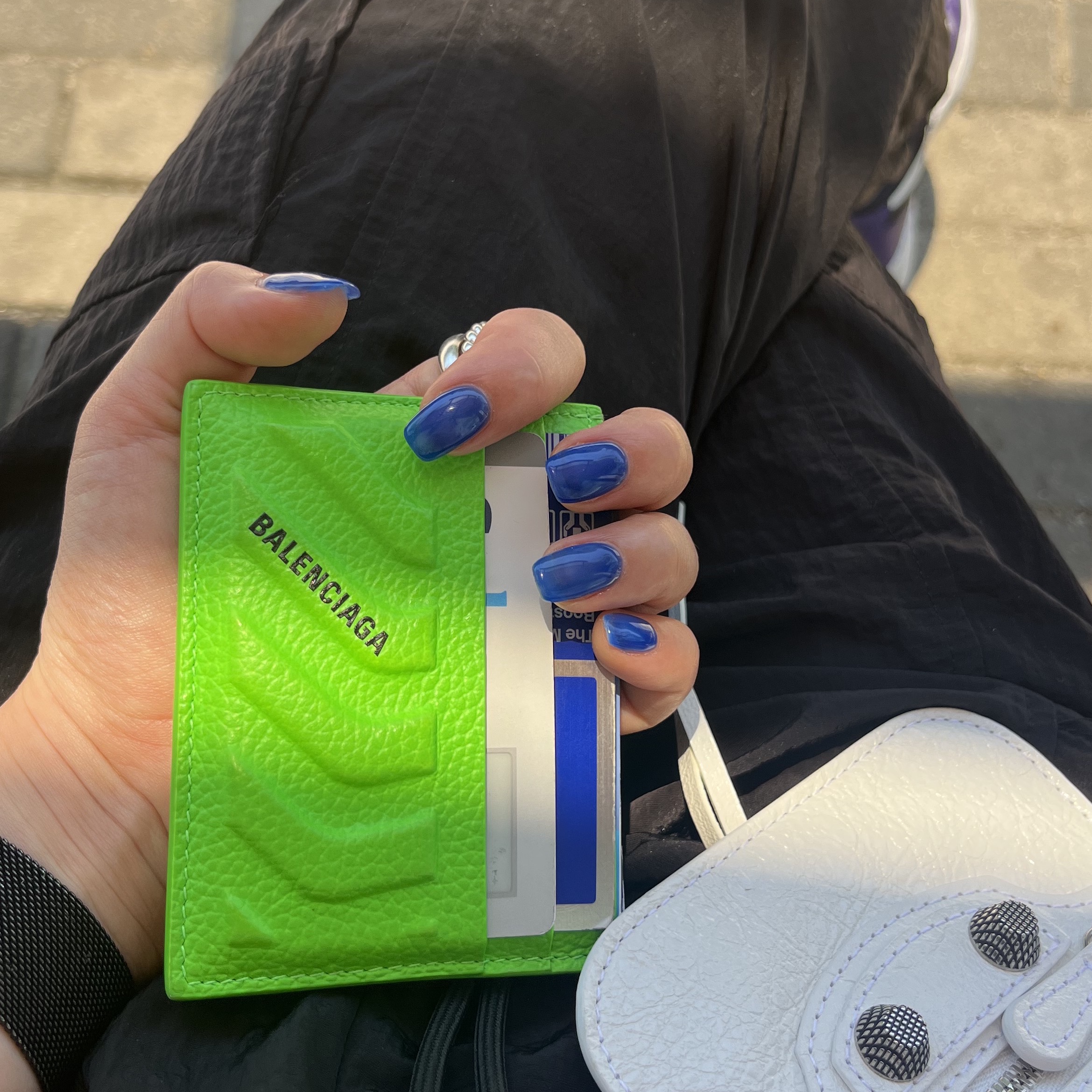 Balenciaga Car Card Holder Bright Green Black, Balenciaga Arena Lambskin Le Cagole XS Shoulder Bag White 착용 스타일