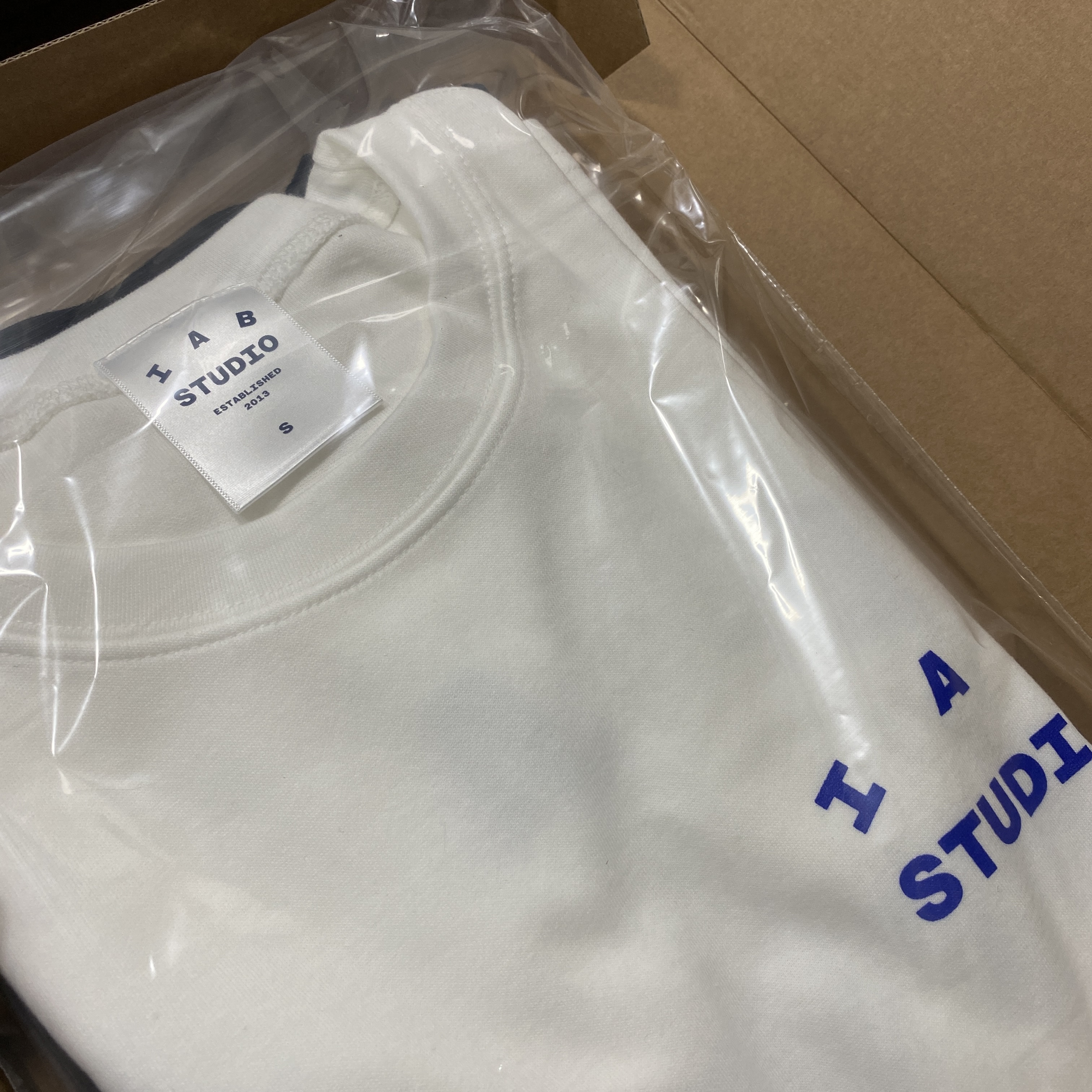 IAB Studio 10th Anniversary T-Shirts Pack White & Black (2 Pack) 착용 스타일 - 2