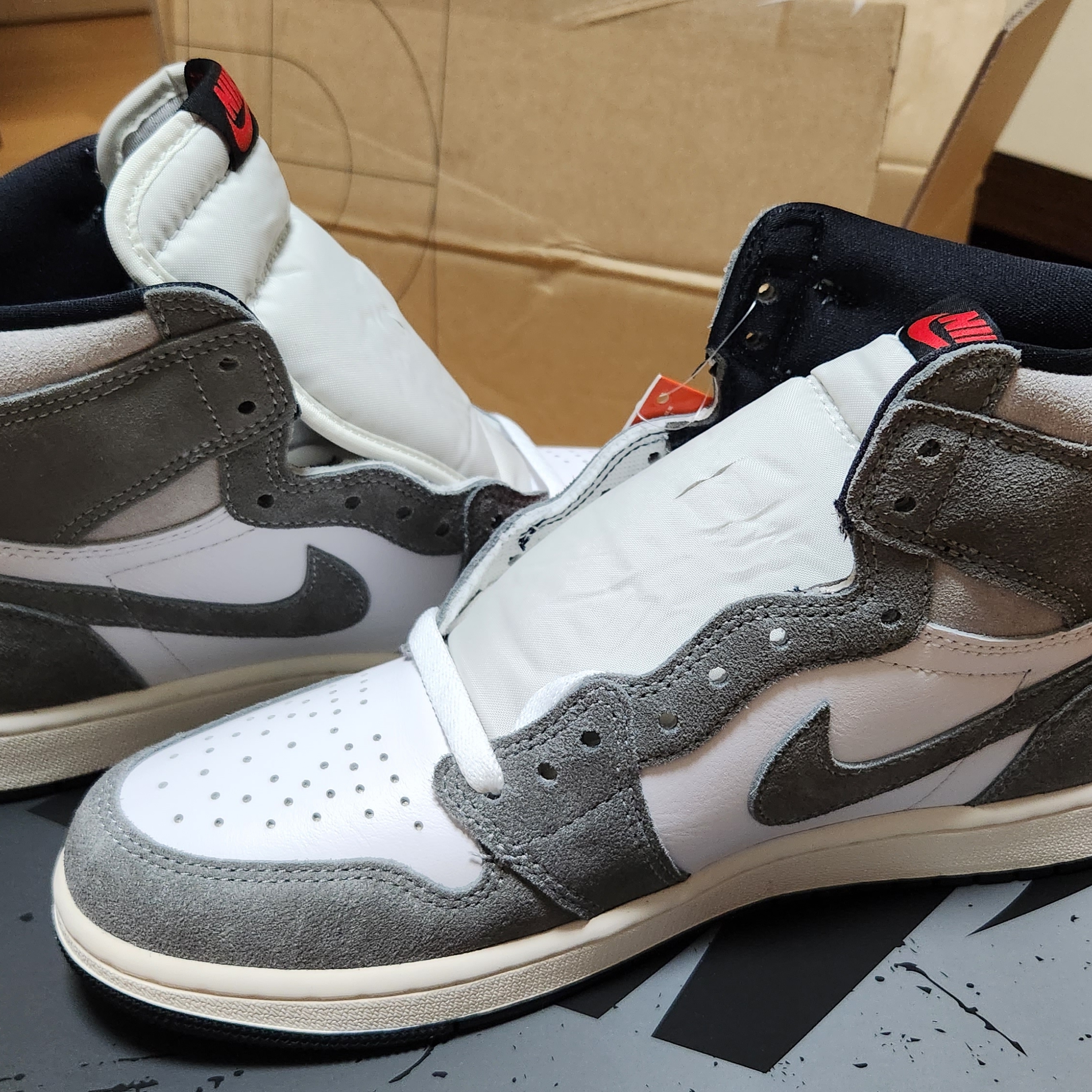 Jordan 1 Retro High OG Black and Smoke Grey 착용 스타일 - 3