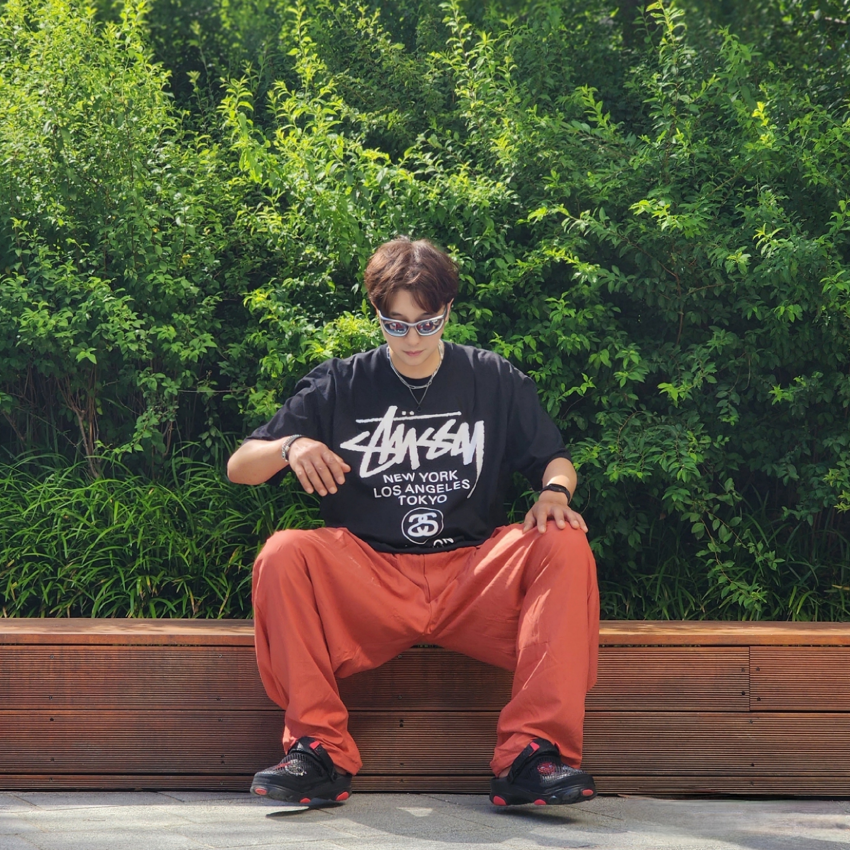 Crocs x Staple Classic All Terrain Clog Black, Stussy World Tour T-Shirt Black 착용 스타일 - 3
