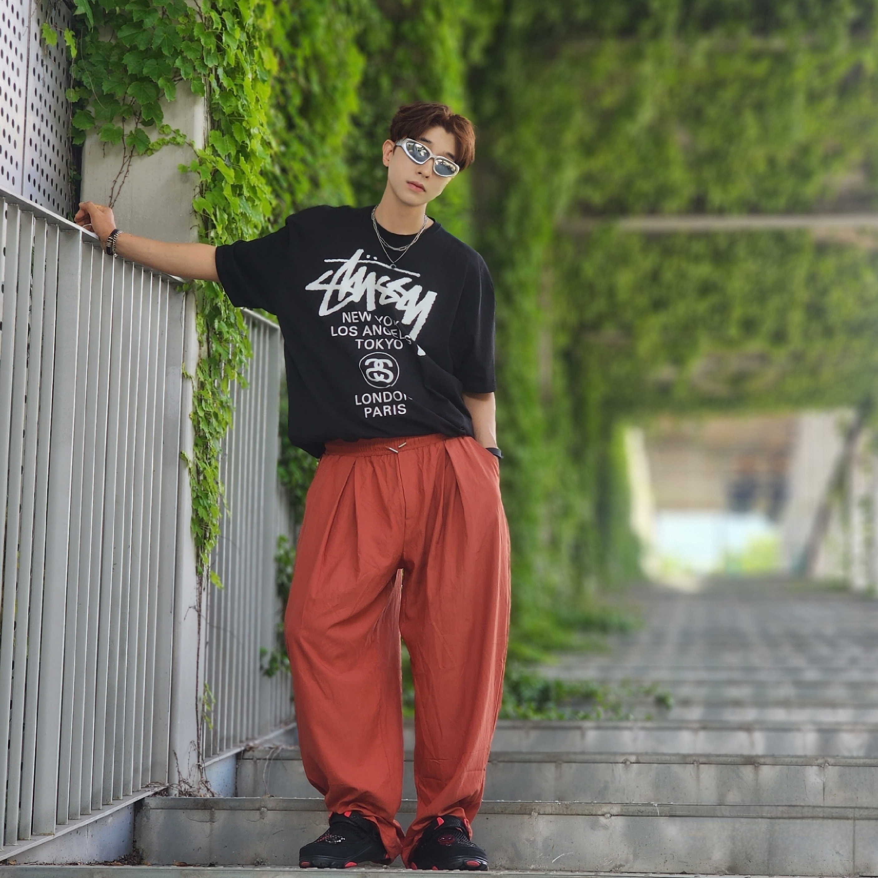 Stussy World Tour T-Shirt Black, Crocs x Staple Classic All Terrain Clog Black 착용 스타일 - 1