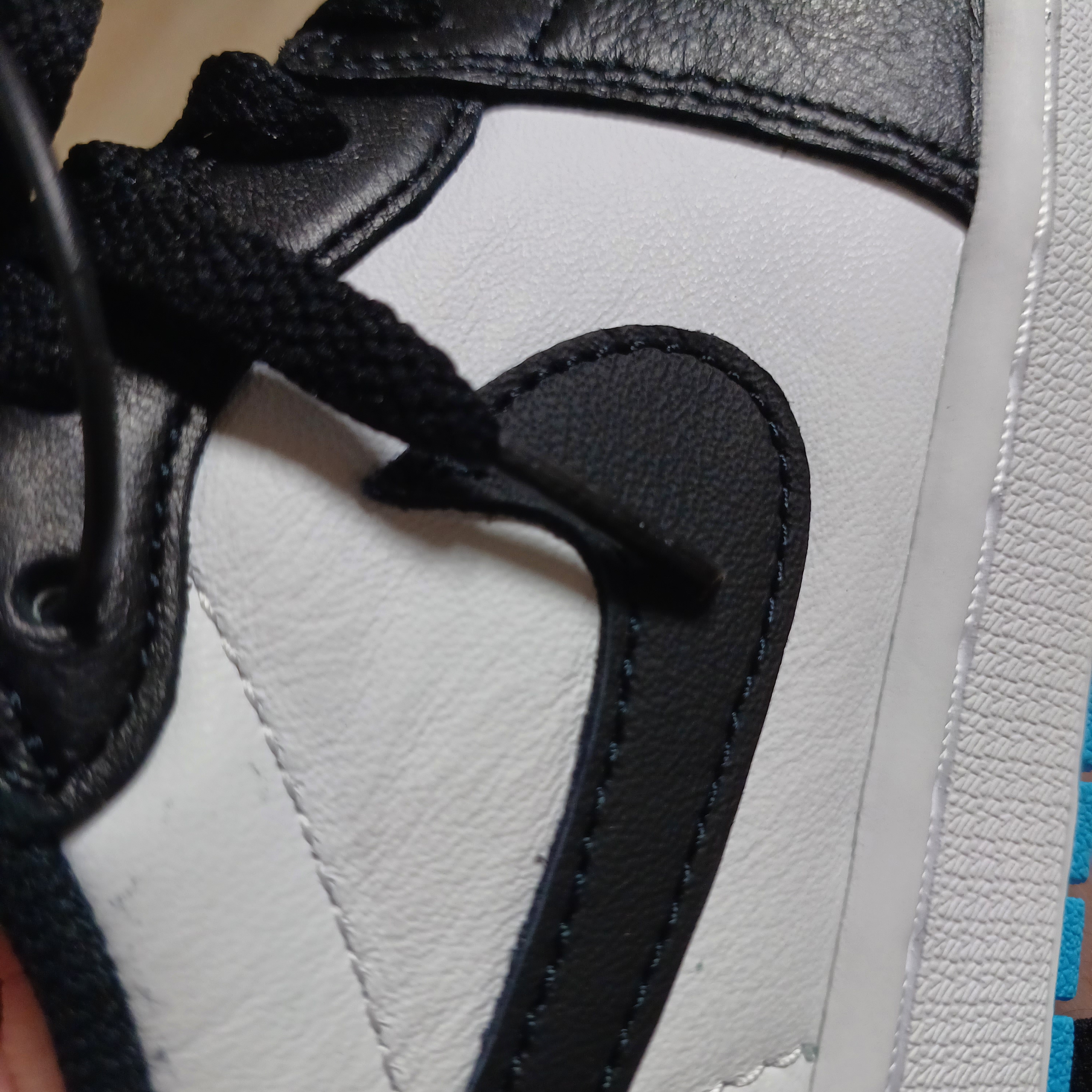 Jordan 1 Retro Low OG Black and Dark Powder Blue 착용 스타일 - 3