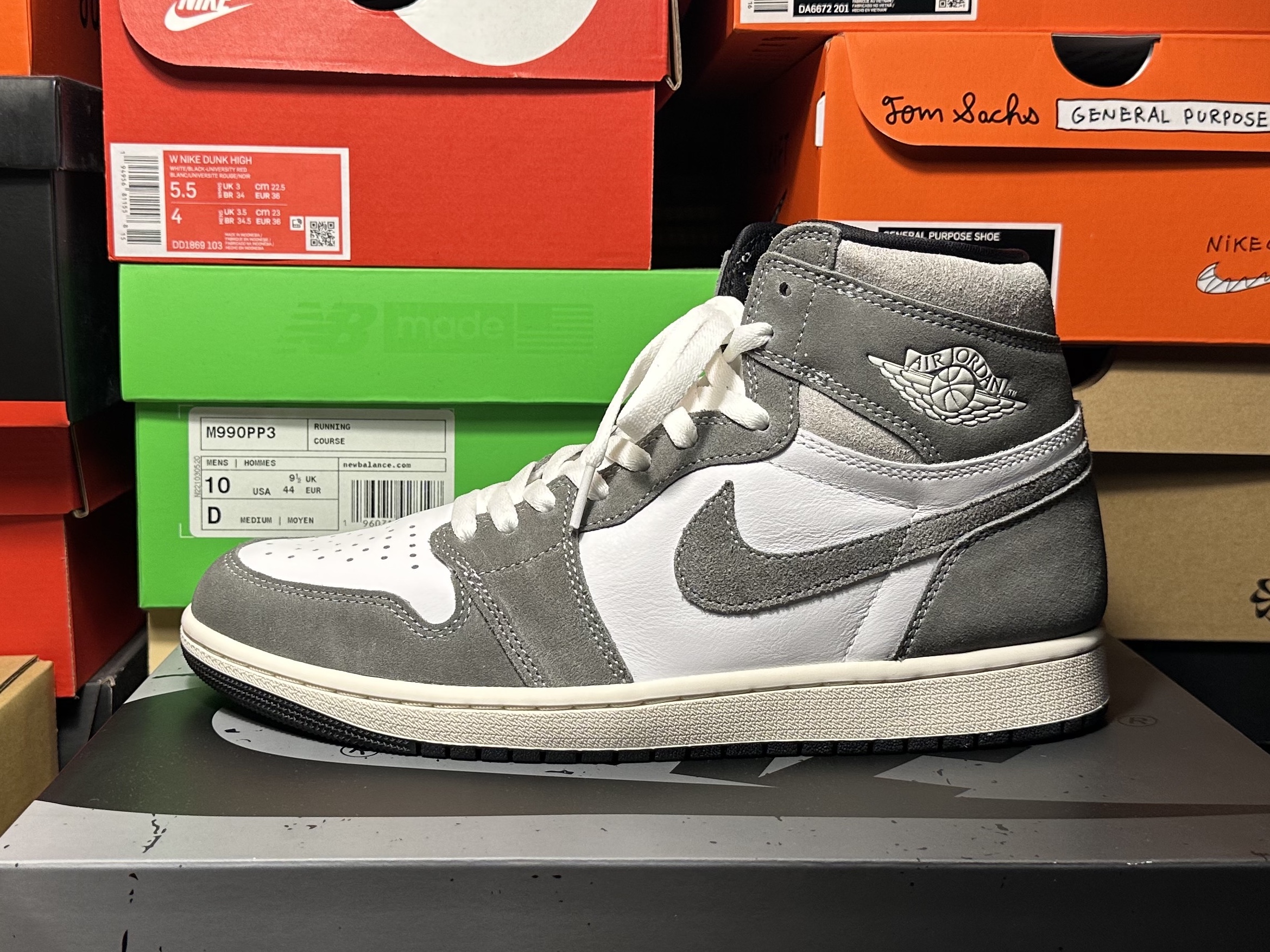 Jordan 1 Retro High OG Black and Smoke Grey 착용 스타일 - 5