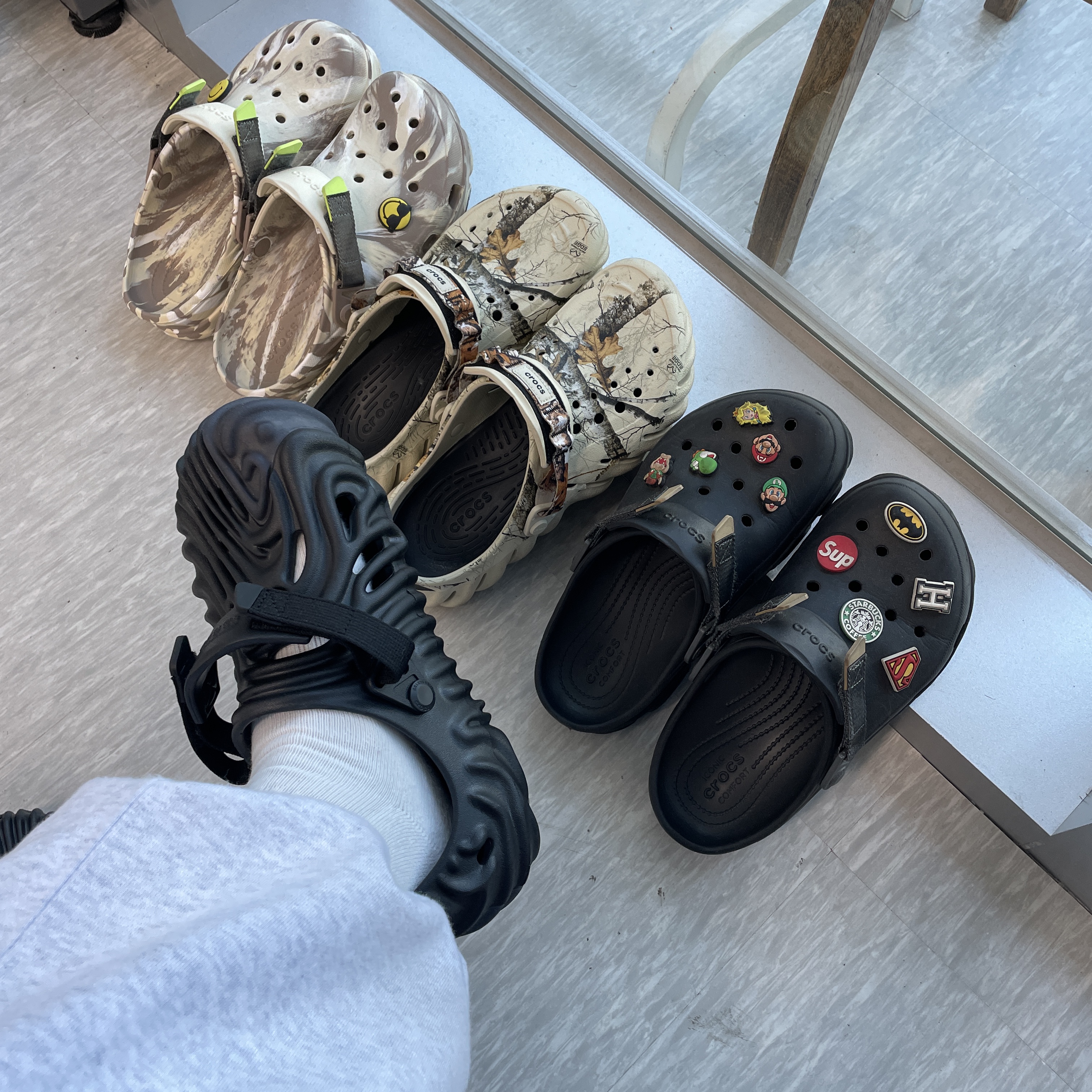 Crocs x Salehe Bembury Pollex Clog Sasquatch, Crocs Echo Clog Real Tree Bone 착용 스타일 - 1
