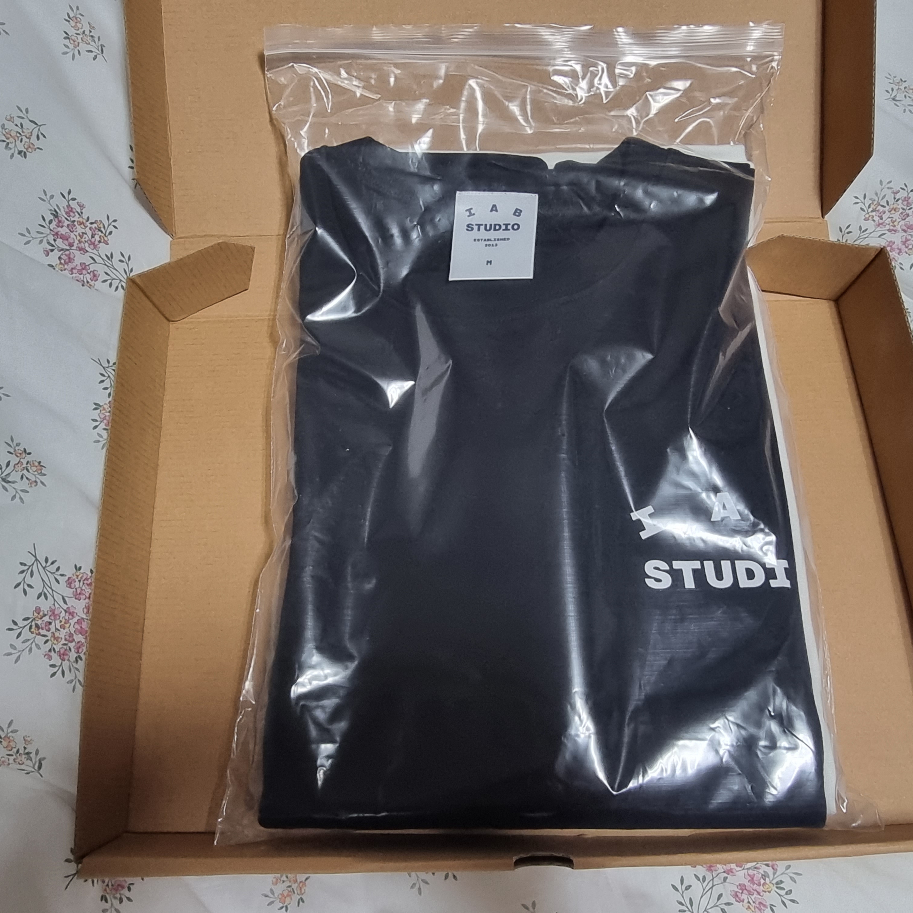 IAB Studio 10th Anniversary T-Shirts Pack White & Black (2 Pack) 착용 스타일 - 3