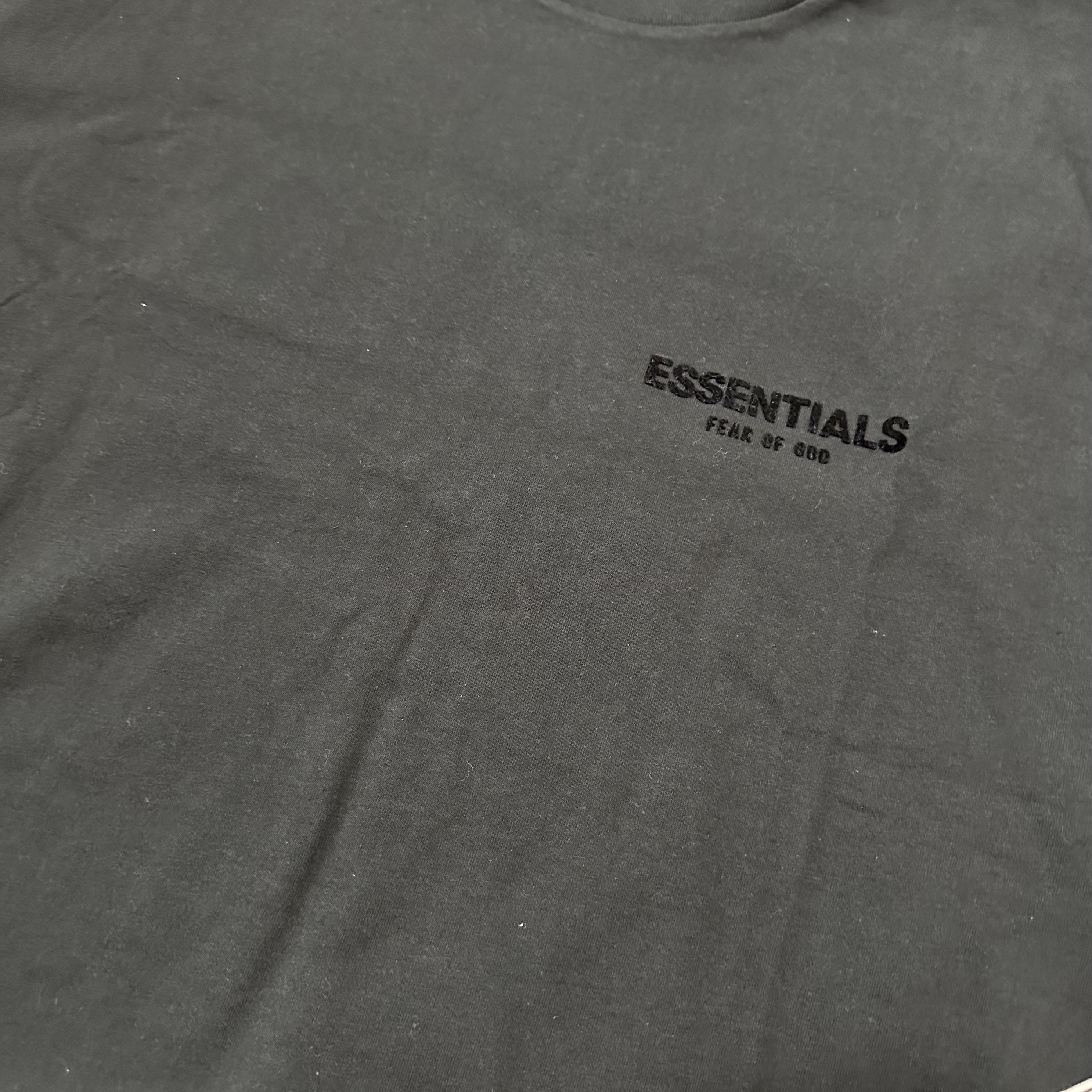Essentials The Core Collection T-Shirt Stretch Limo 착용 스타일 - 2
