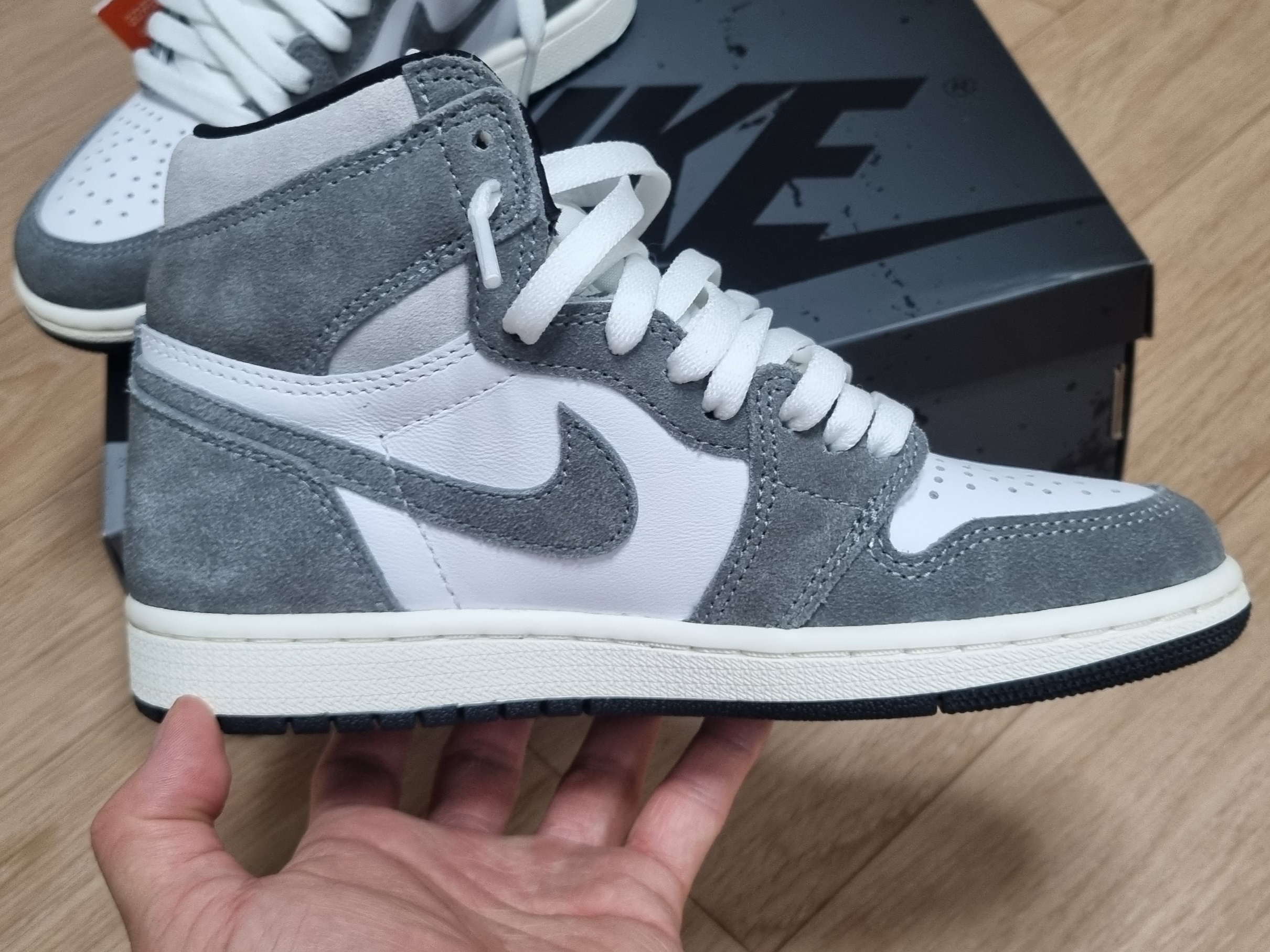 Jordan 1 Retro High OG Black and Smoke Grey 착용 스타일 - 5