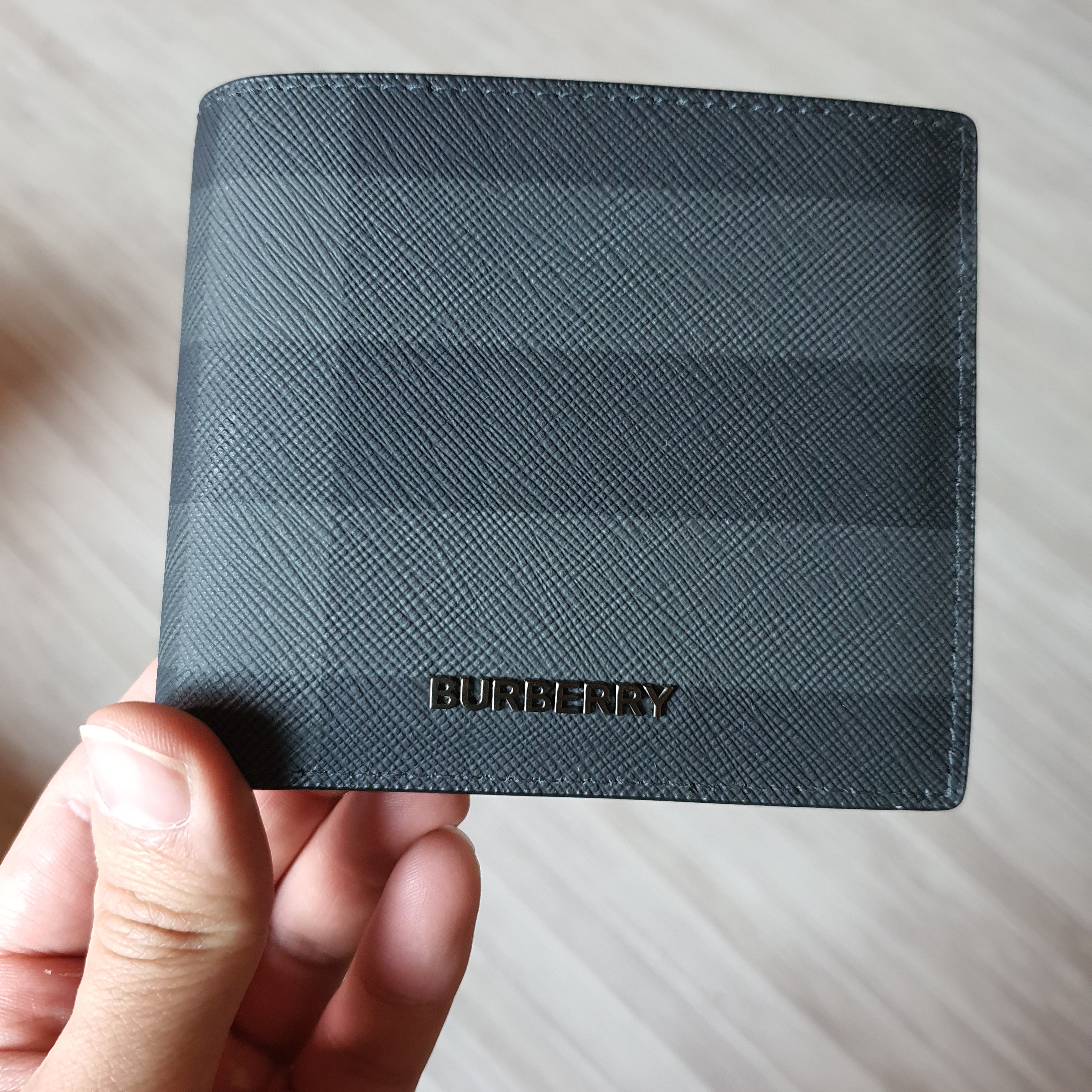 Burberry Check and Leather Bifold Wallet Charcoal 착용 스타일