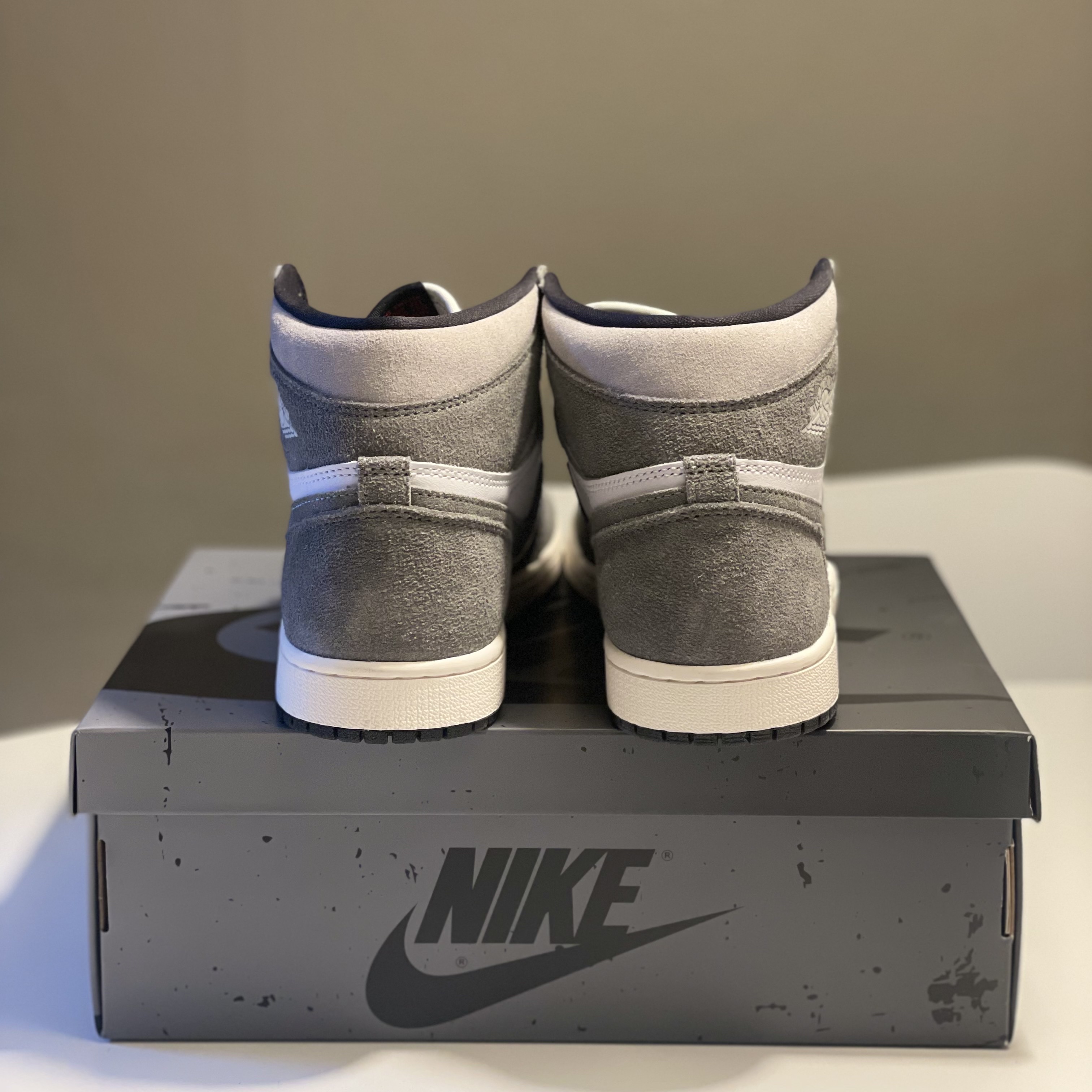 Jordan 1 Retro High OG Black and Smoke Grey 착용 스타일 - 4