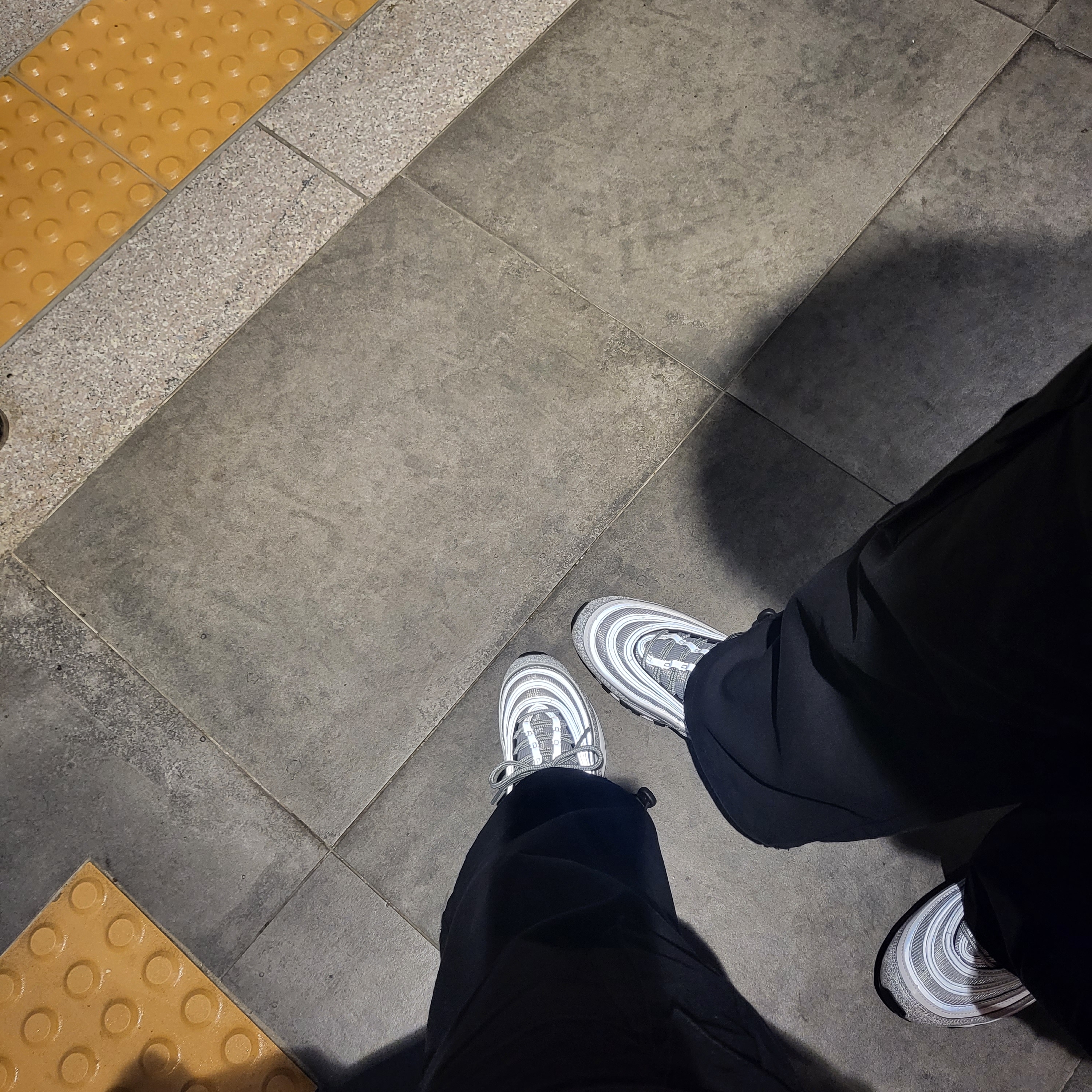 (GS) Nike Air Max 97 Silver Bullet 2022, Nike Air Max 97 OG Silver Bullet 2022 착용 스타일 - 3