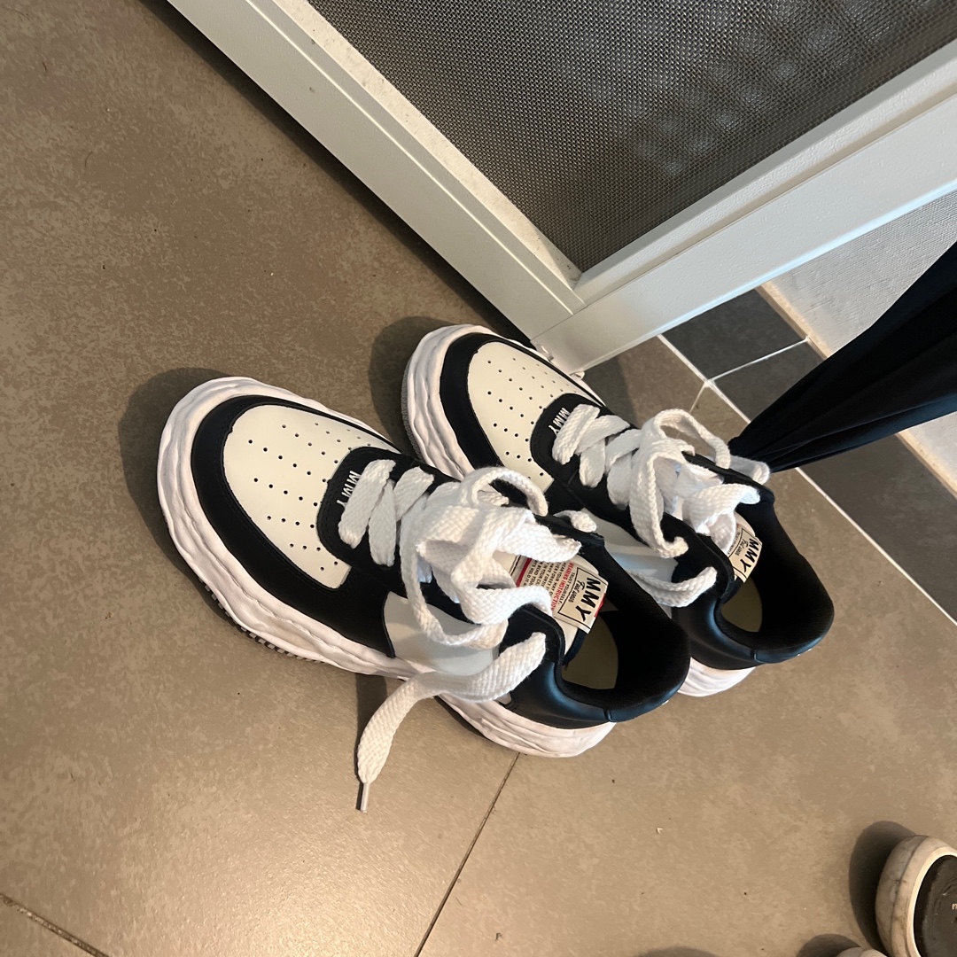 Maison Mihara Yasuhiro Wayne OG Sole Leather Low-top Sneakers Black White 착용 스타일