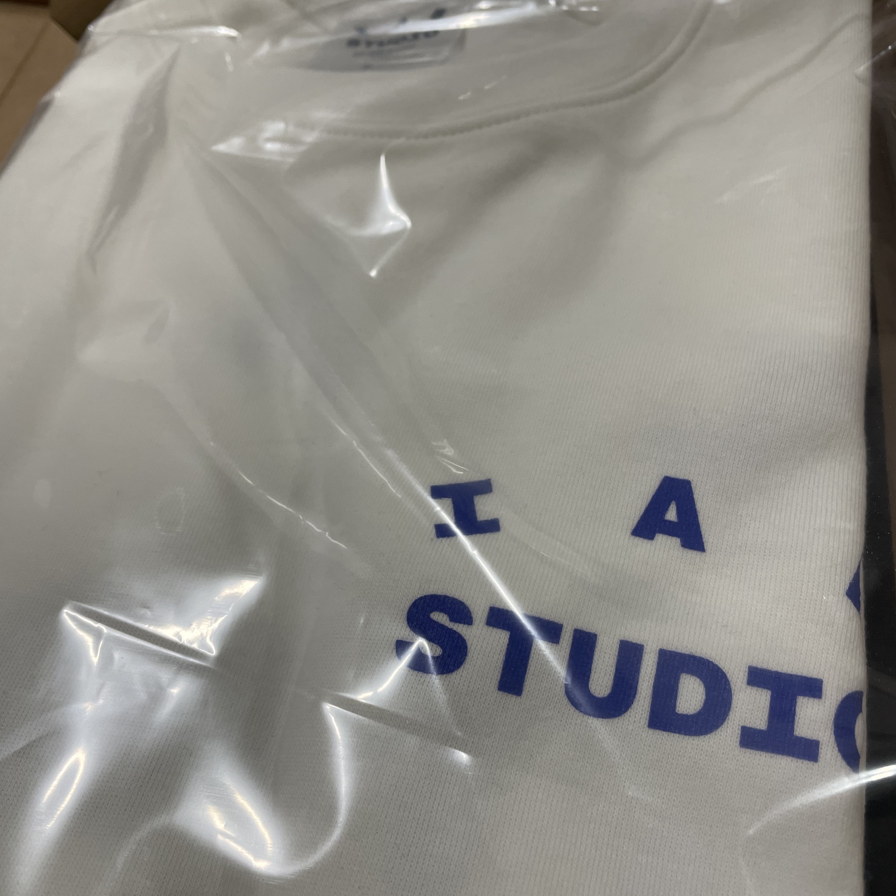 IAB Studio 10th Anniversary T-Shirts Pack White & Black (2 Pack) 착용 스타일
