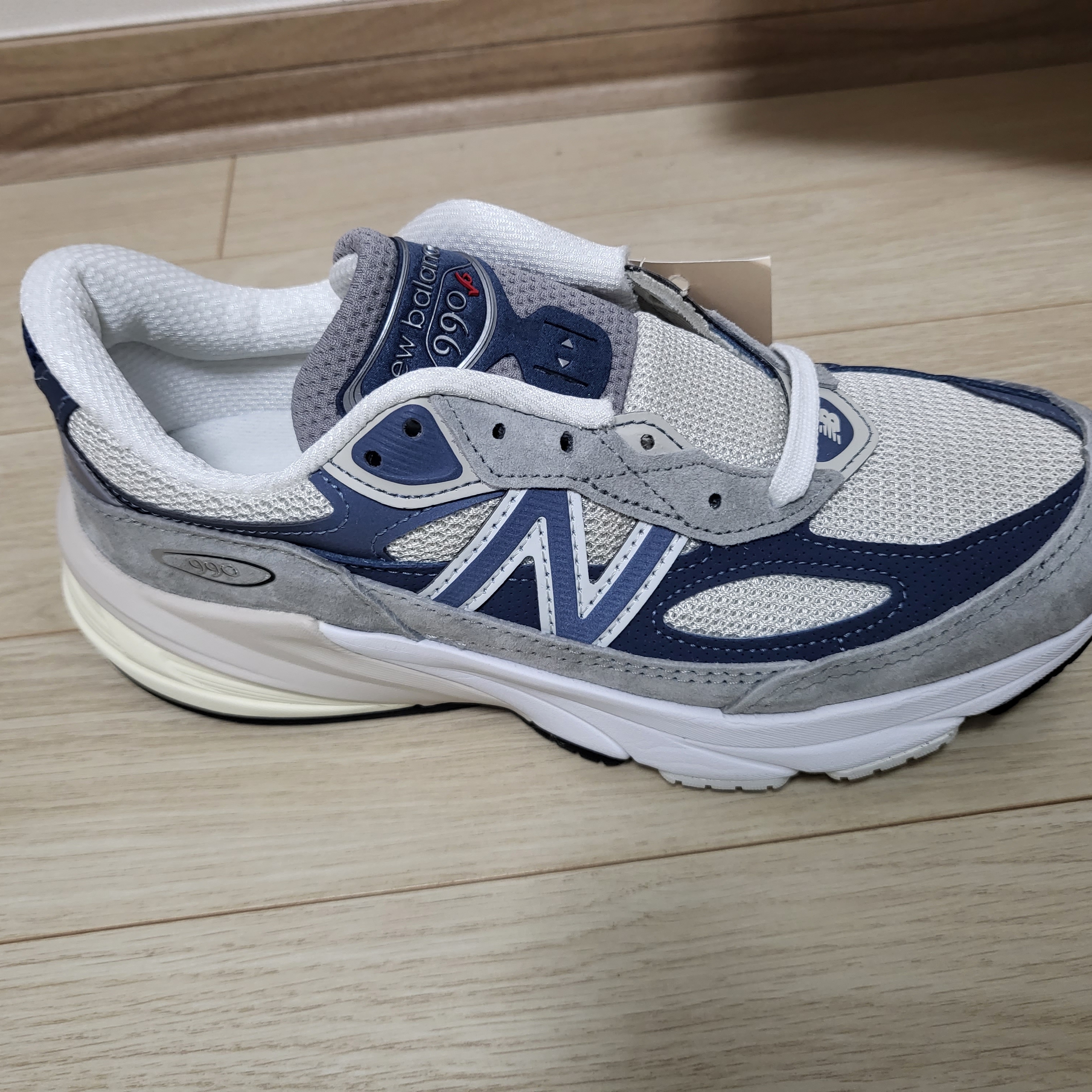 New Balance 990v6 Made in USA Gray Suede 착용 스타일
