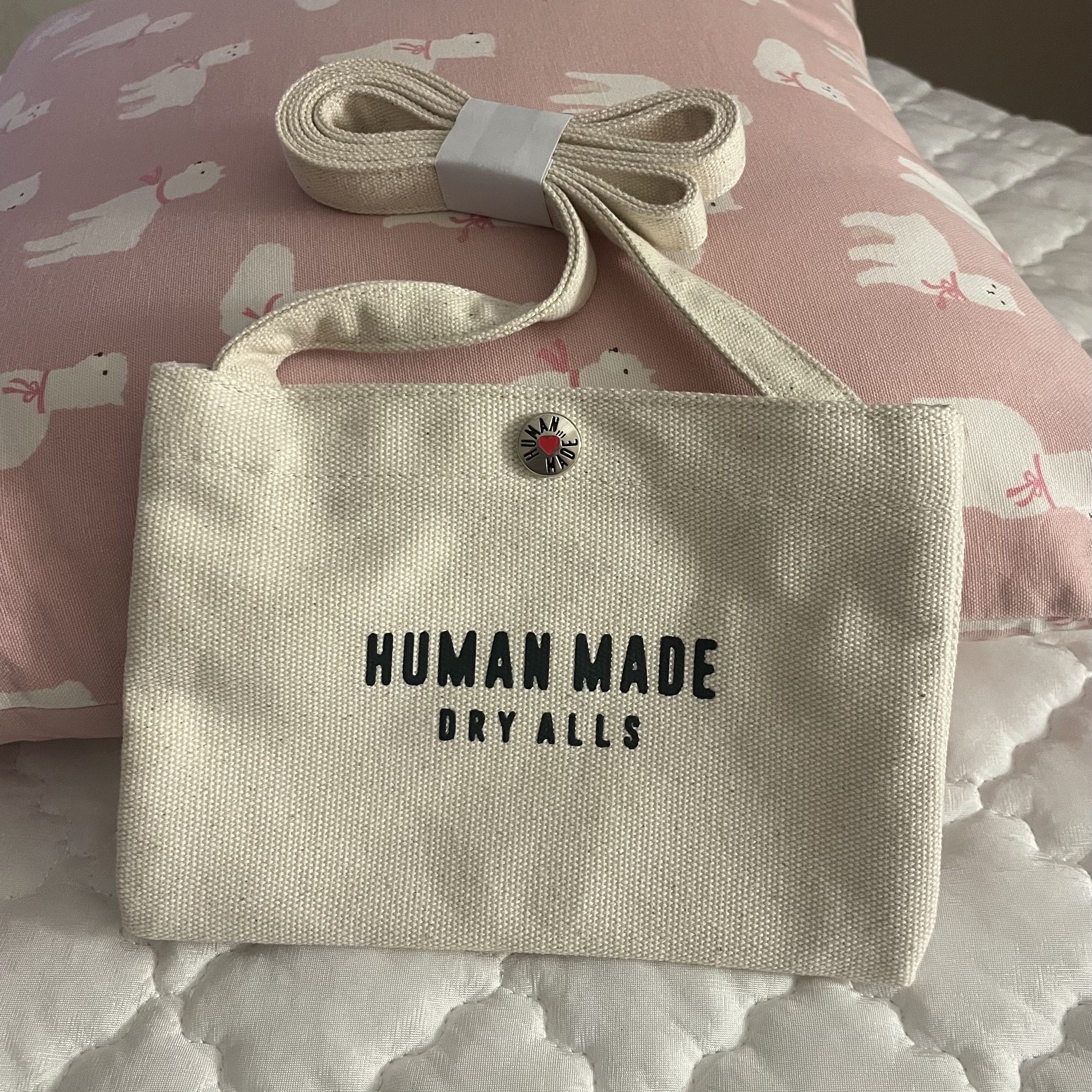 Human Made Mini Shoulder Bag White 착용 스타일 - 2
