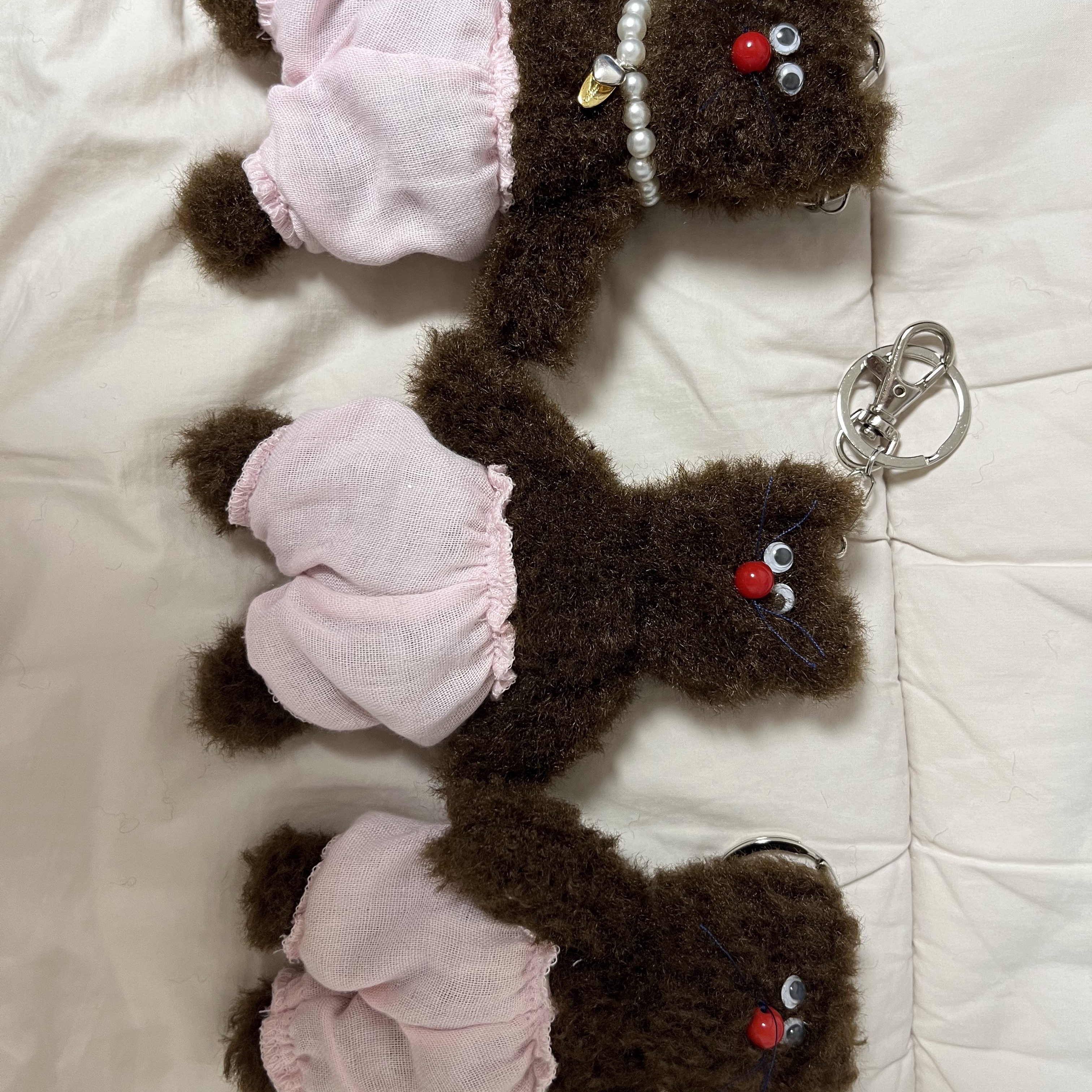 [KREAM 단독] Monamhee Bred Keyring with Pink Pants Brown 착용 스타일