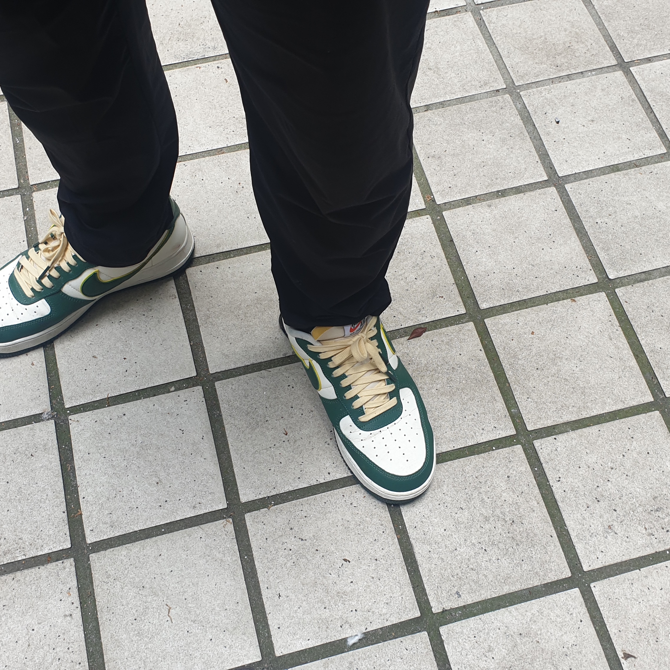 Nike Air Force 1 '07 LV8 Sail Noble Green 착용 스타일