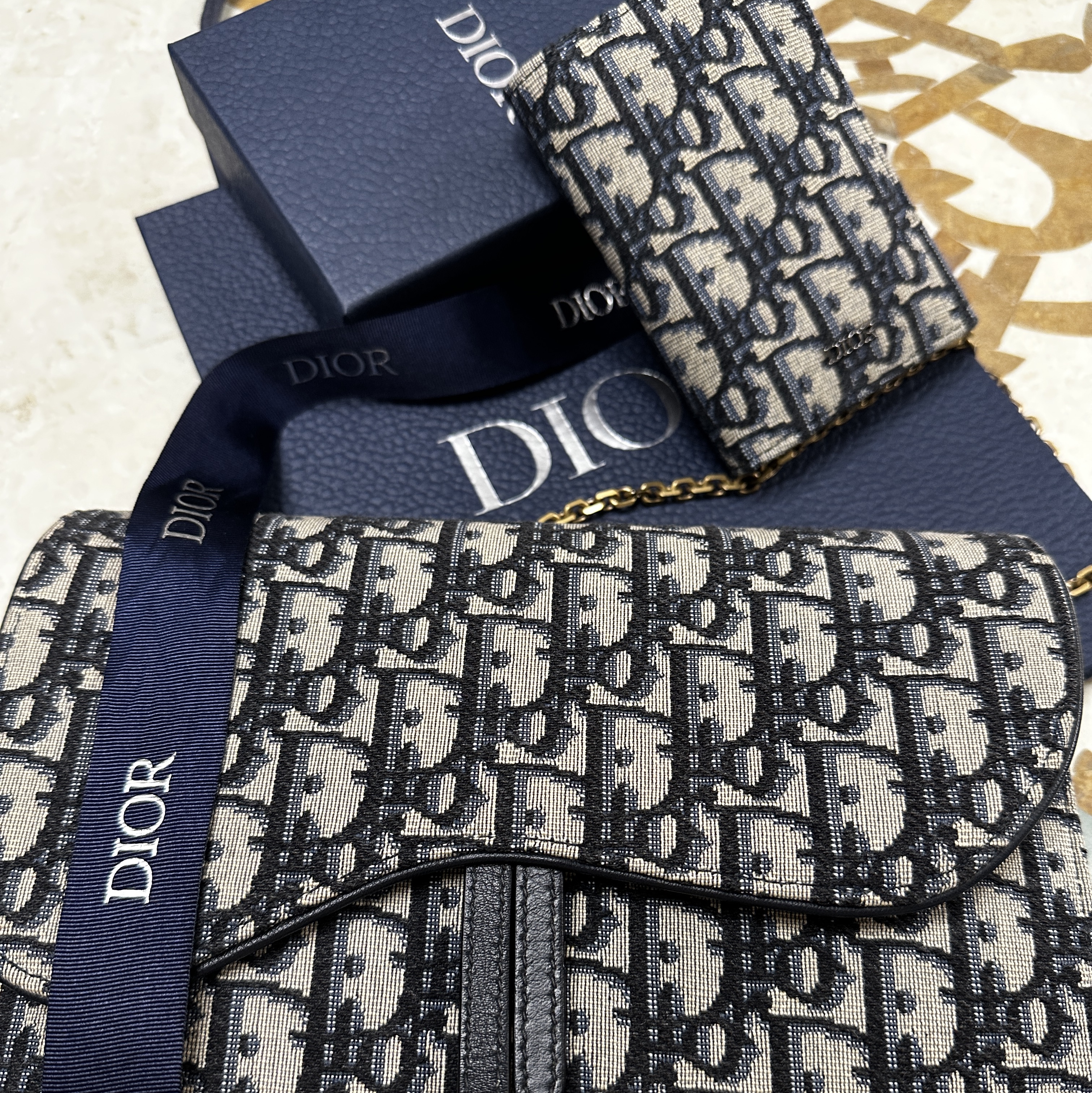 Dior Bi-Fold Card Holder Beige & Black Dior Oblique Jacquard, Dior Saddle Pouch Blue Dior Oblique Jacquard 착용 스타일