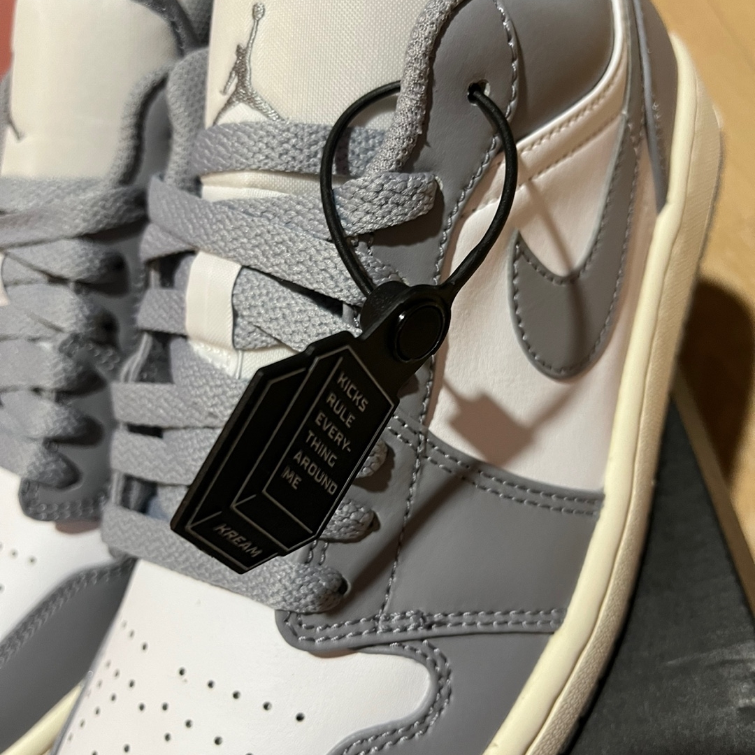 Jordan 1 Low Stealth and White 착용 스타일 - 2